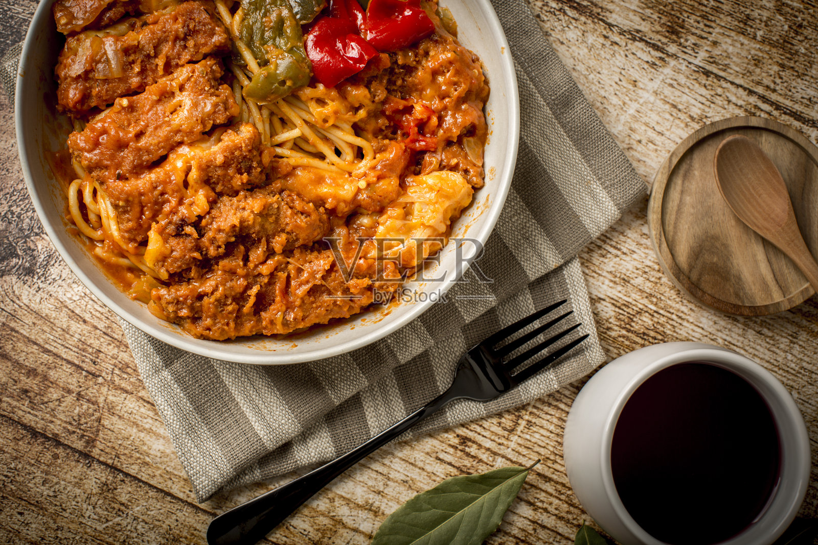 香港式烤猪排配黑醋栗汁意大利面照片摄影图片