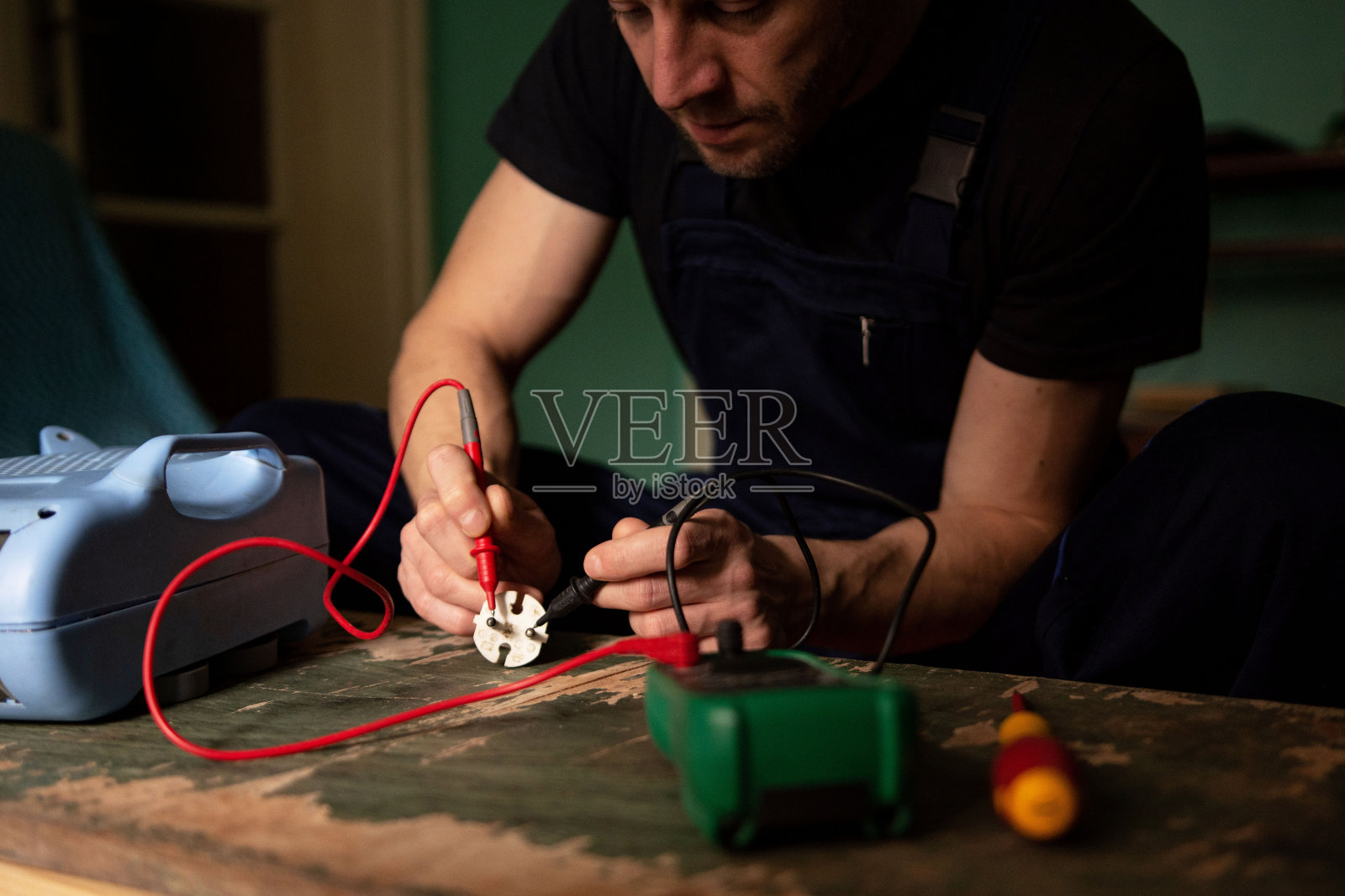 真人——电工照片摄影图片