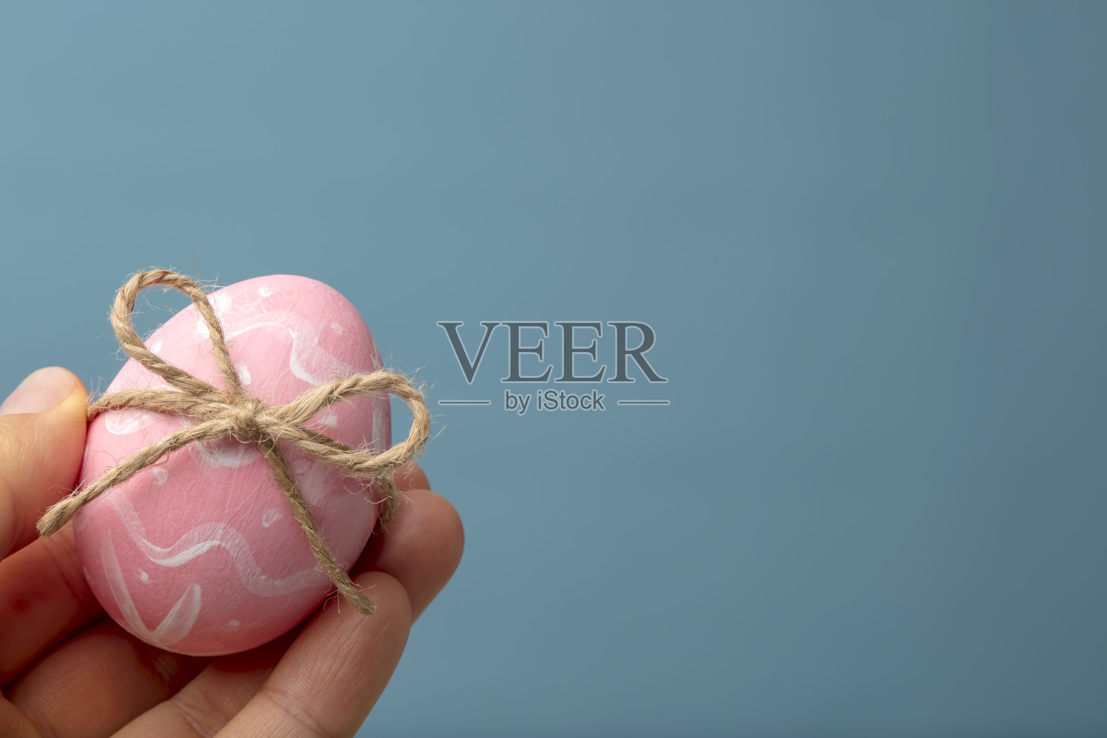 手上拿着复活节彩蛋,还有复印的空间照片摄影图片