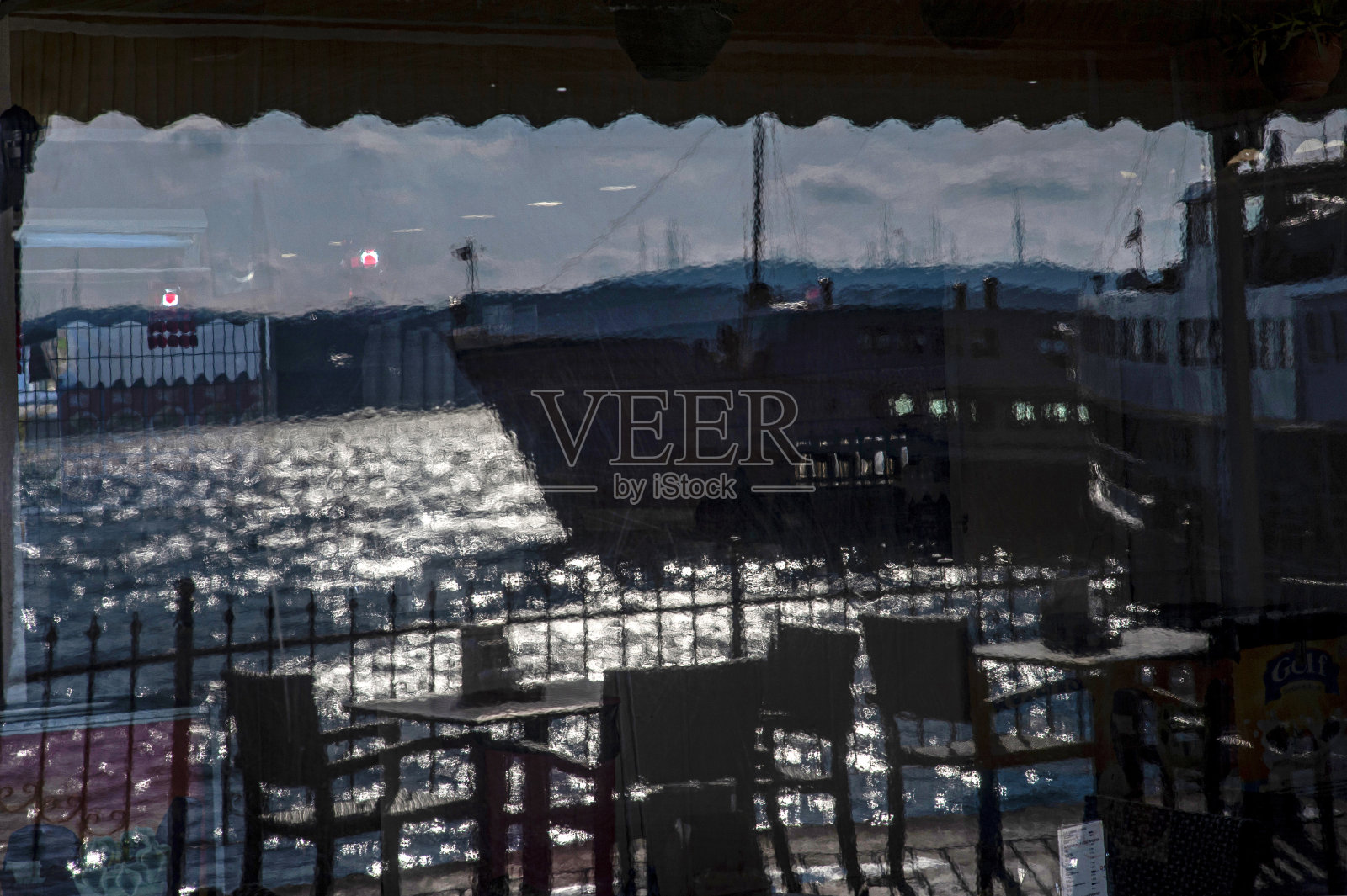 横渡博斯普鲁斯海峡的客轮照片摄影图片