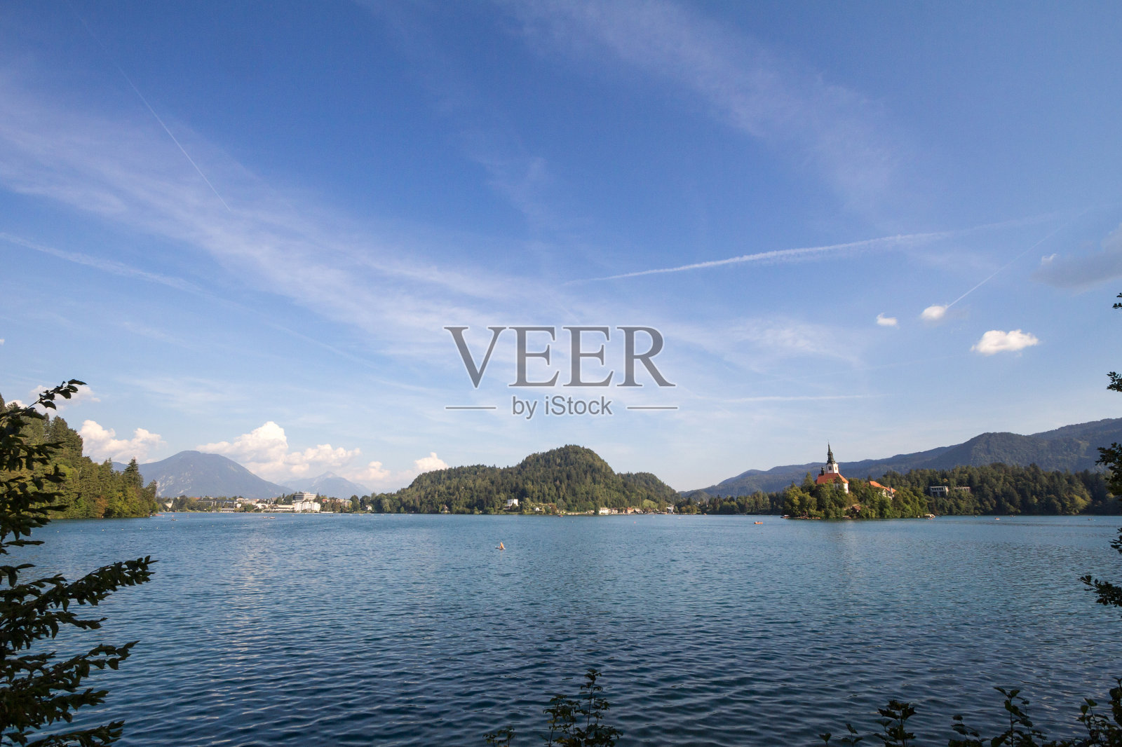 布赖德湖或布莱斯科耶泽罗的全景,布莱斯科奥斯特沃,或布莱斯科岛和玛丽亚教堂的占领,或切科夫马里吉内加vnebovzetja。它是一座天主教堂,也是斯洛文尼亚的纪念碑。照片摄影图片