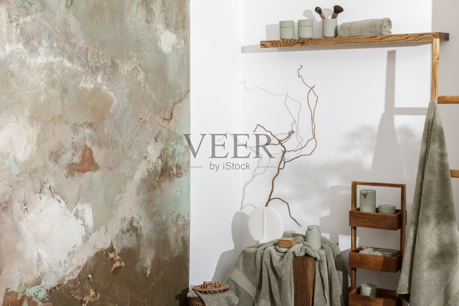 现代美学浴室配件桉树淡绿色树荫。有机棉浴巾,简约的斯堪的纳维亚风格的花瓶,传感器肥皂和乳液分配器在坚实的橡木树梢上。日常身体护理,水疗和健康浴室概念照片摄影图片