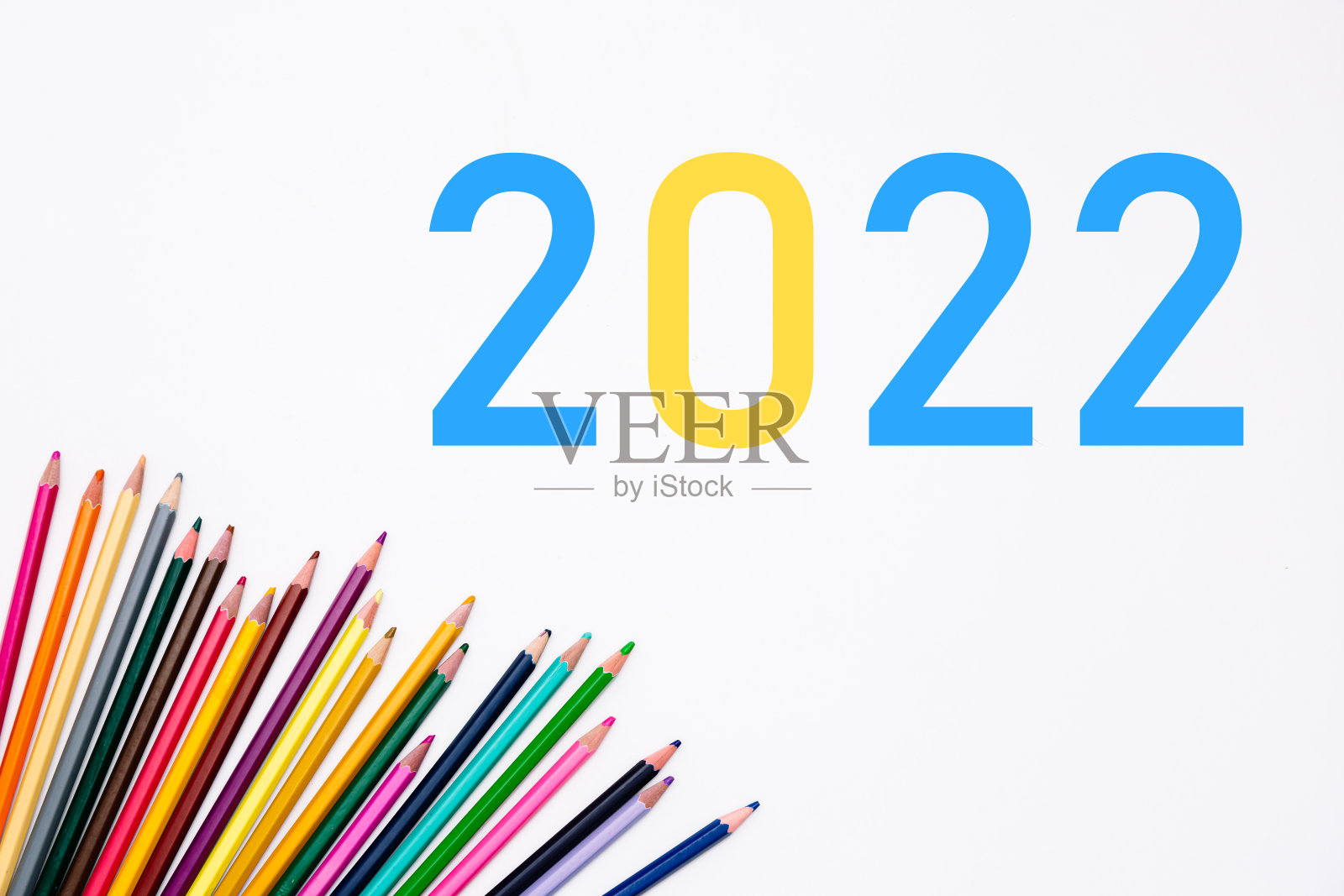 2022学年,一堆彩色铅笔被隔离在白色的背景上。横幅。学前儿童、儿童和成人的创造性发展和教育。艺术文具店卡。年的颜色。模型照片摄影图片