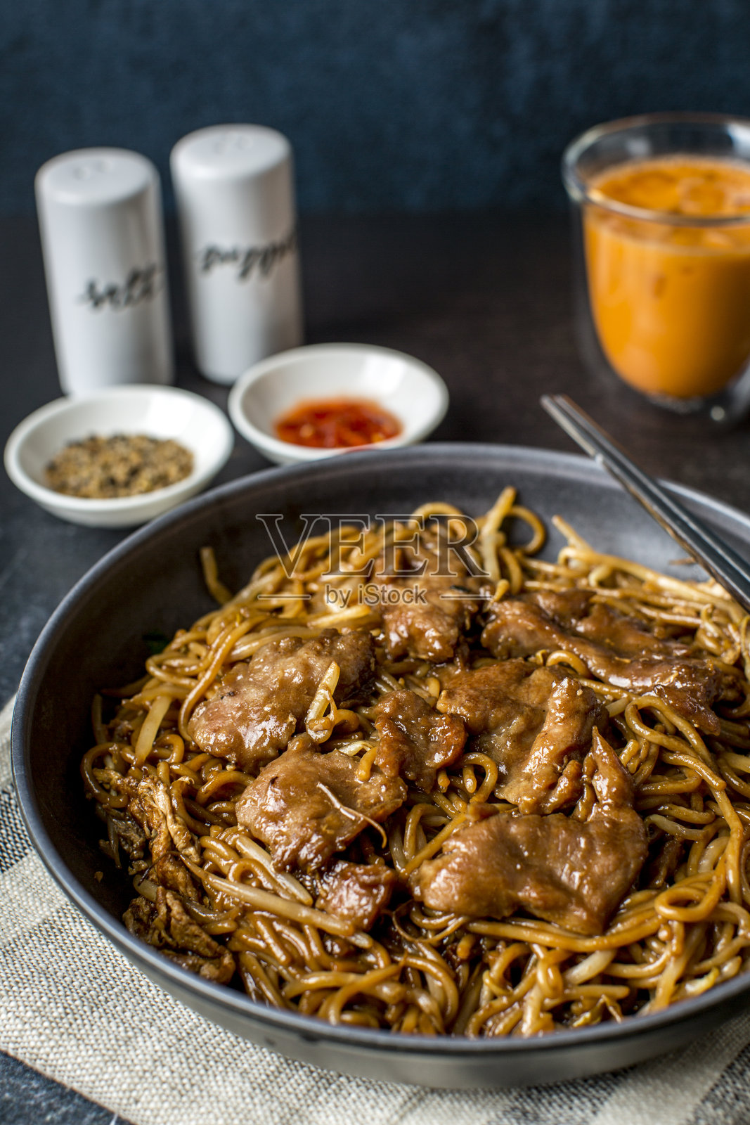 马来西亚和泰国菜-牛肉炒饭与泰国冰茶照片摄影图片