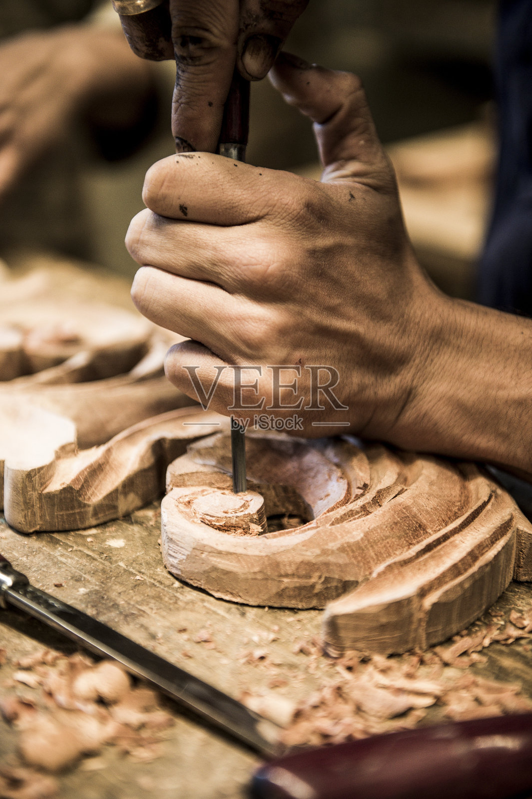 特写木匠的手与凿子工作照片摄影图片