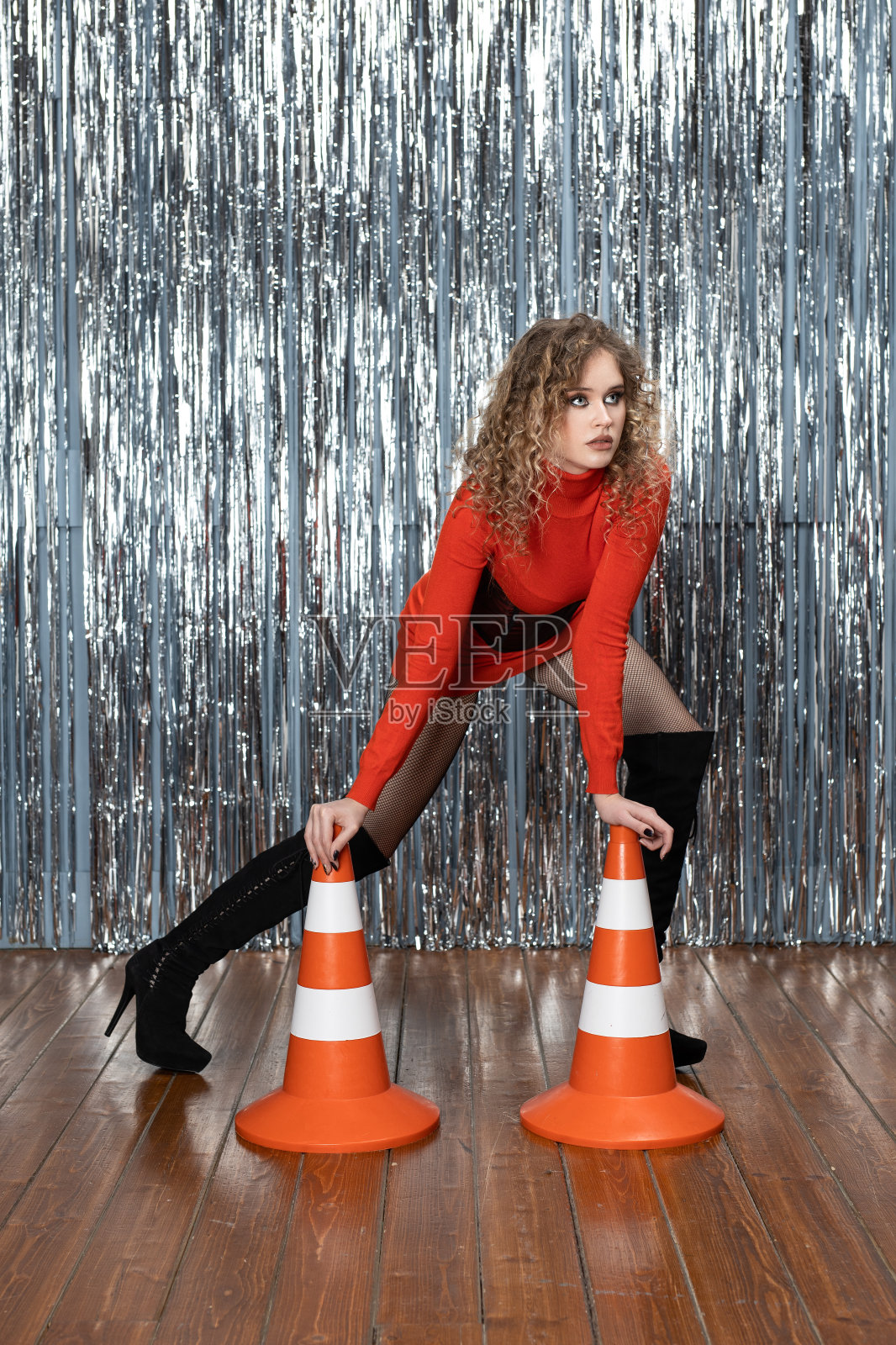 节日迪斯科女孩与镜子球银箔流苏窗帘背后照片摄影图片