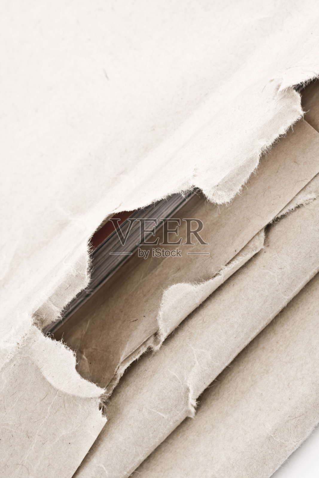 三个撕裂的文件袋,黄色的袋子和白色的背景照片摄影图片