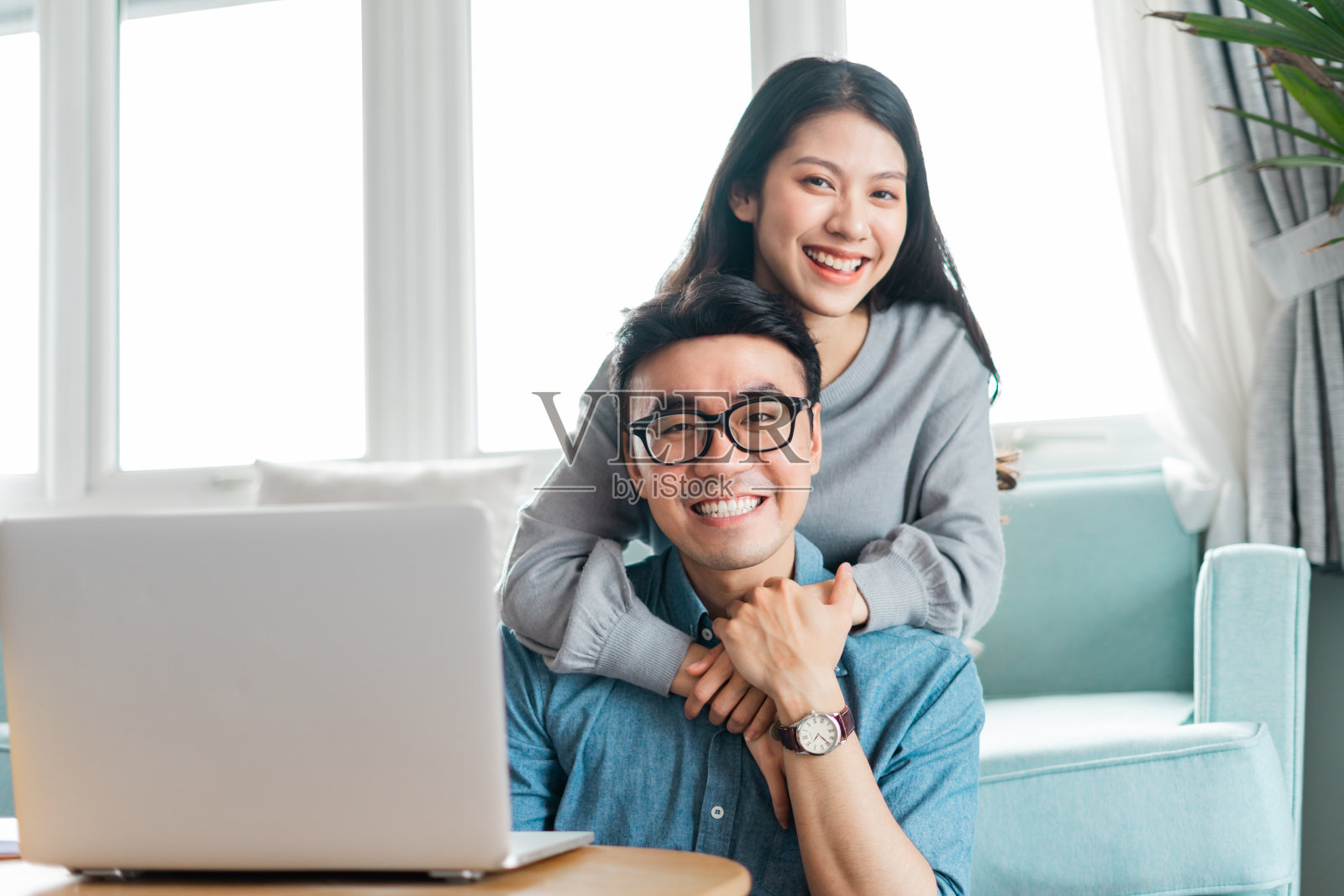 亚洲夫妇在家里的照片照片摄影图片