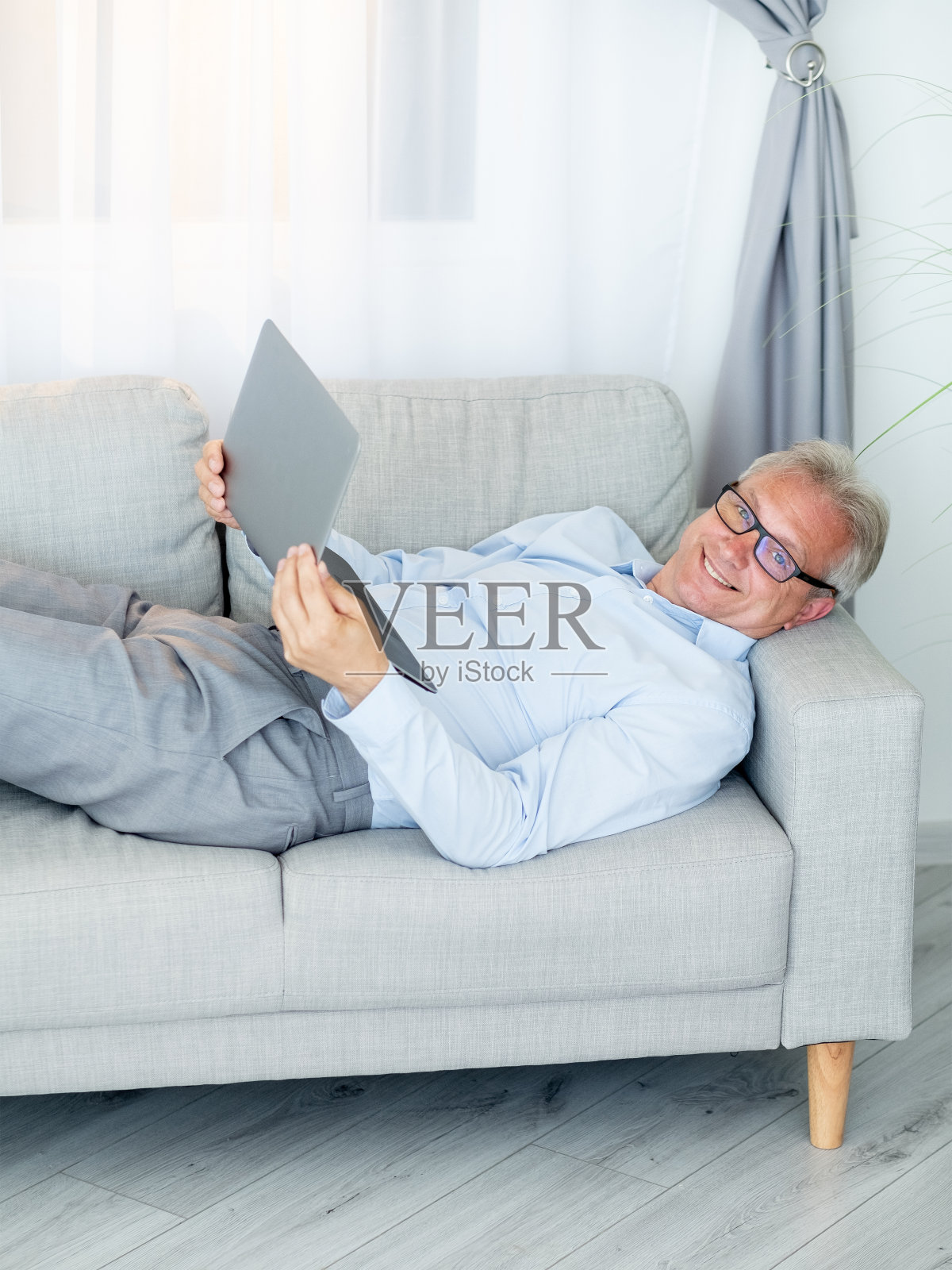 笔记本电脑休闲沙发休息家快乐的人放松照片摄影图片