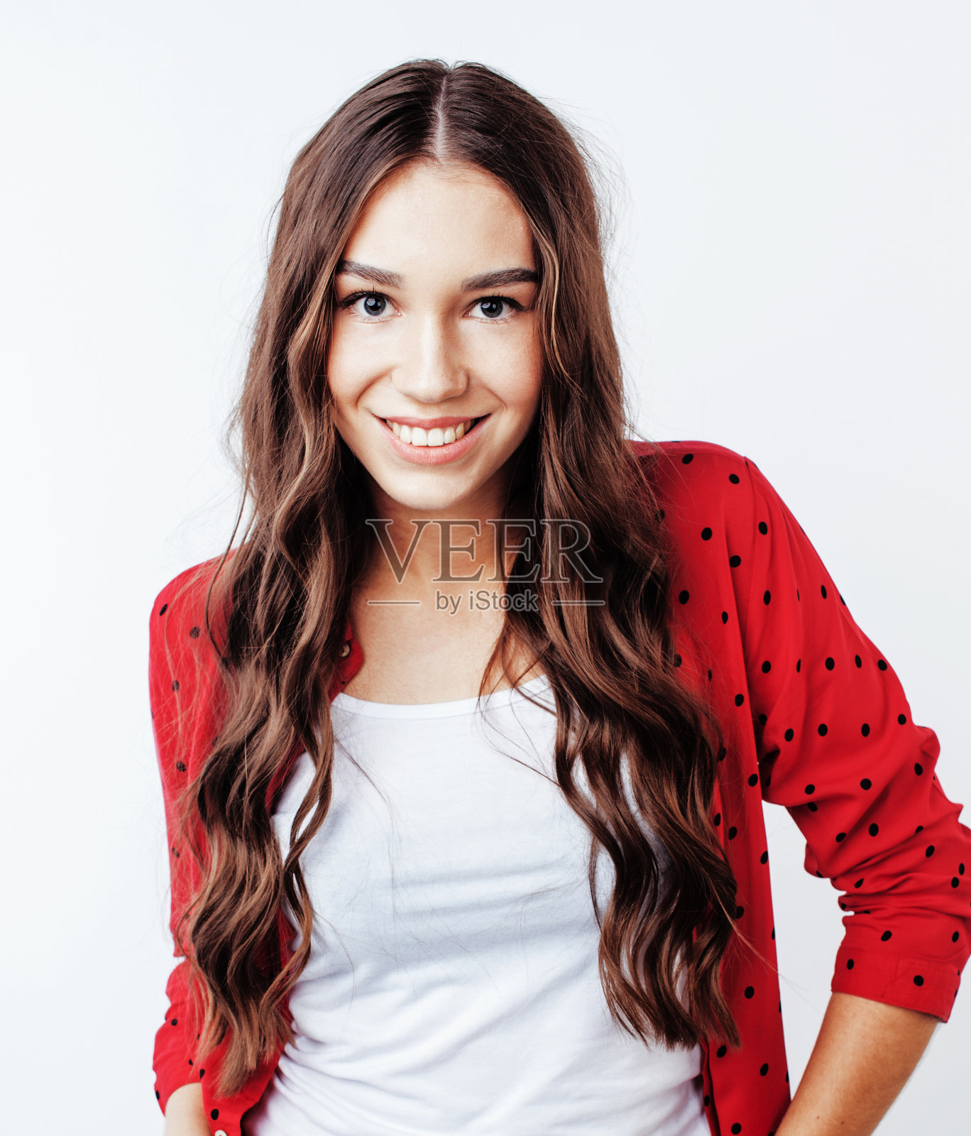 年轻漂亮时尚时髦的女孩摆姿势情感孤立在白色的背景上快乐微笑凉爽的微笑,生活方式的人概念近照片摄影图片