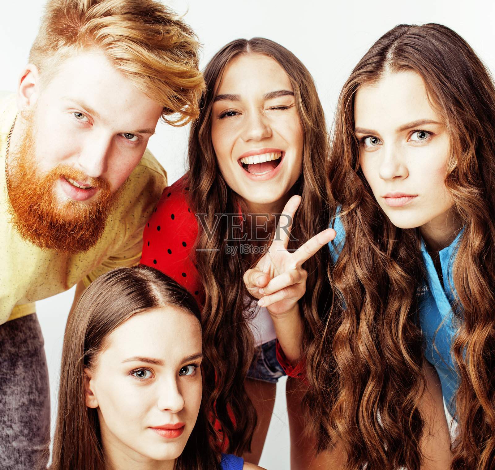 伴着嬉皮士的男生、红发大胡子的男生和女生朋友们一起玩乐,多样的时尚风格,生活方式的概念让人孤立在白色的背景上亲密无间照片摄影图片