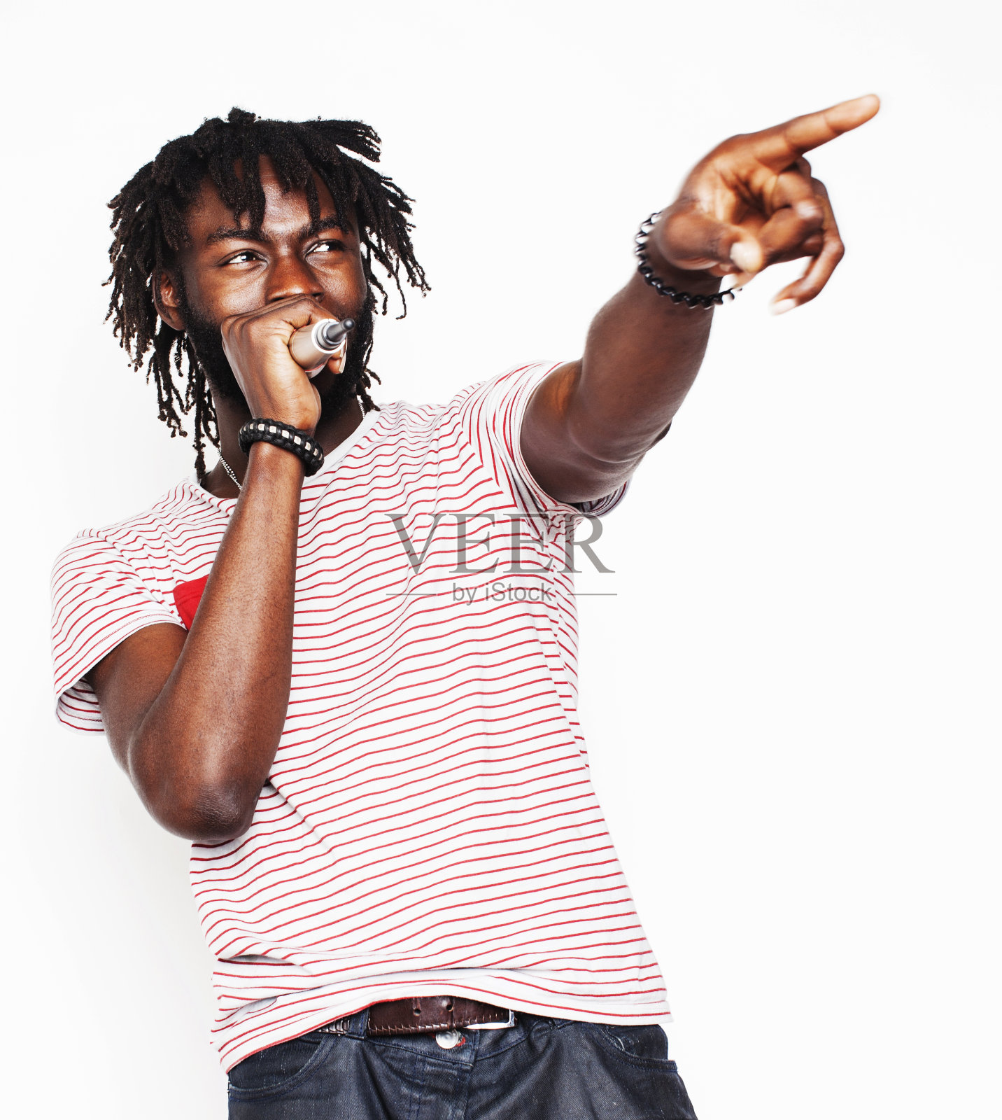 年轻英俊的非洲裔美国男孩时尚潮人手势情感孤立在白色背景微笑照片摄影图片