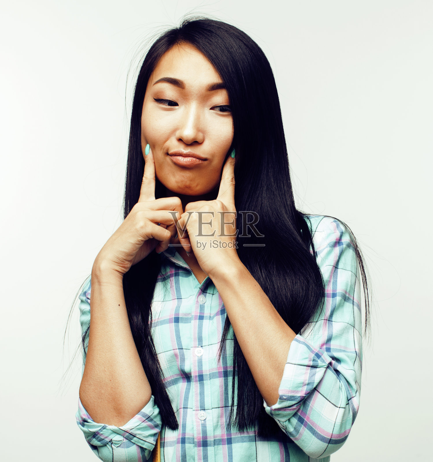 年轻漂亮的亚洲女人摆出欢快的表情孤立在白色的背景下,生活方式的概念人接近照片摄影图片