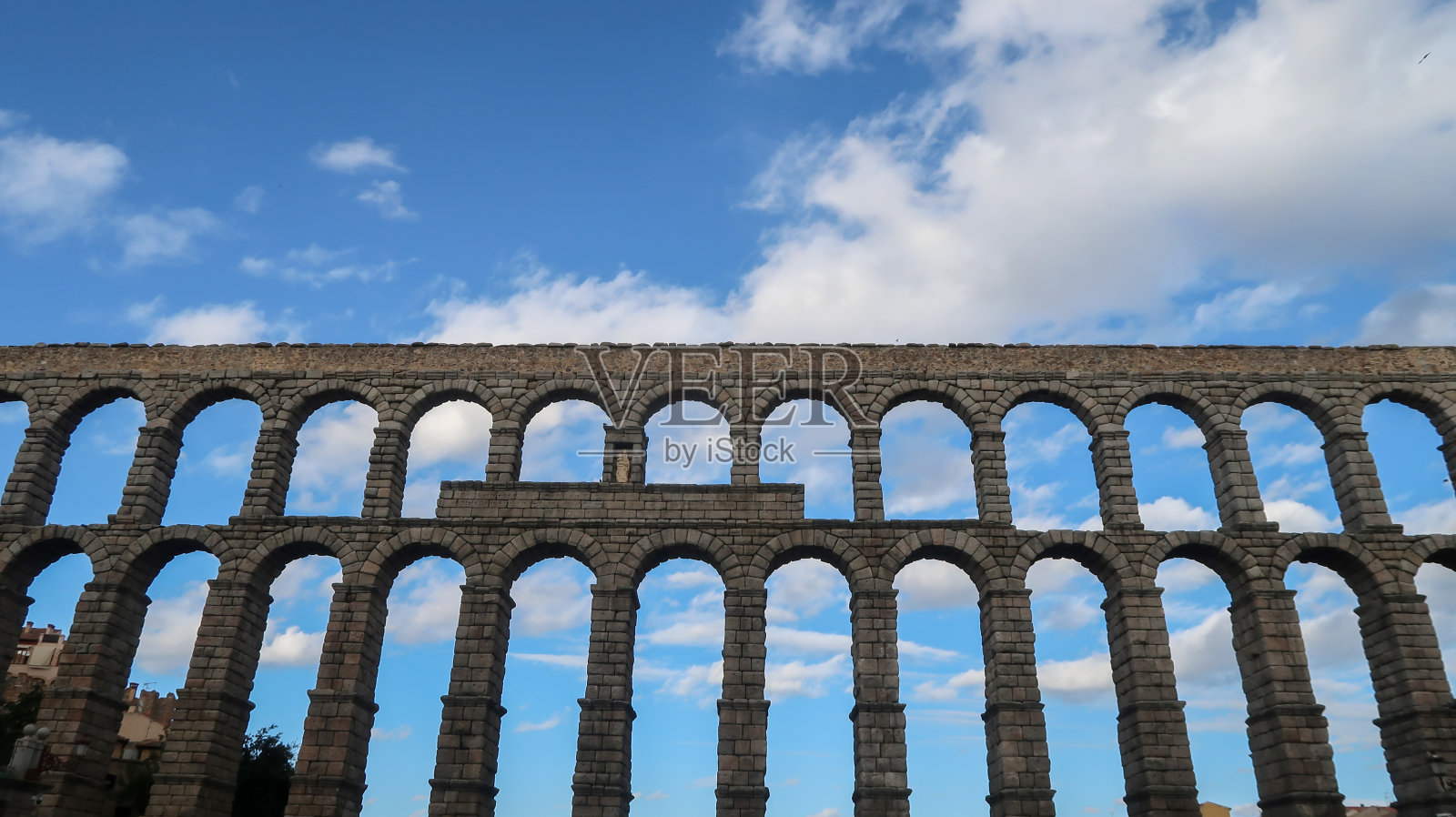 西班牙塞戈维亚的罗马渡槽。著名的罗马式建筑位于西班牙的卡斯蒂利亚省。照片摄影图片