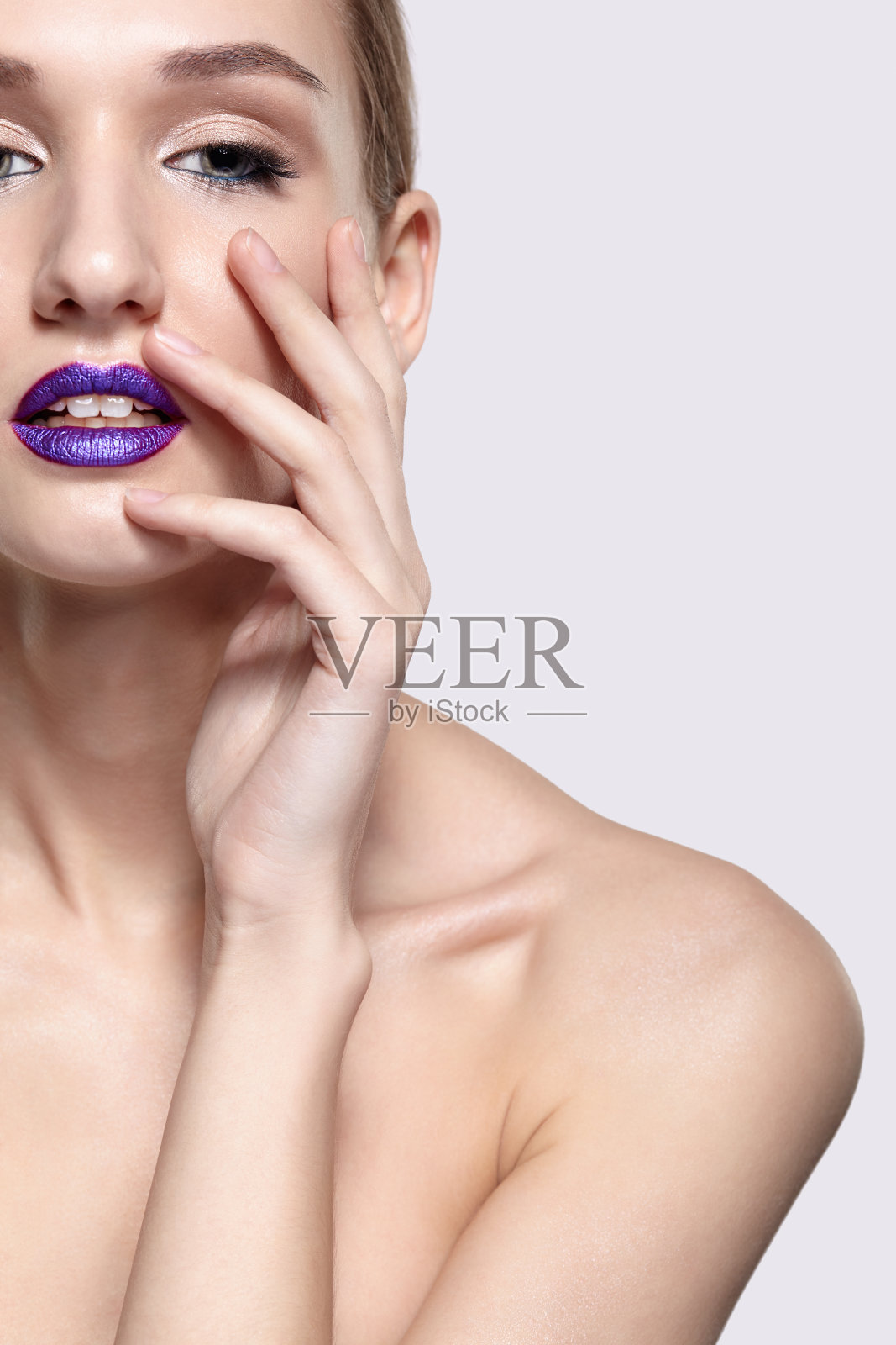 美丽肖像的年轻女子与紫罗兰唇妆照片摄影图片