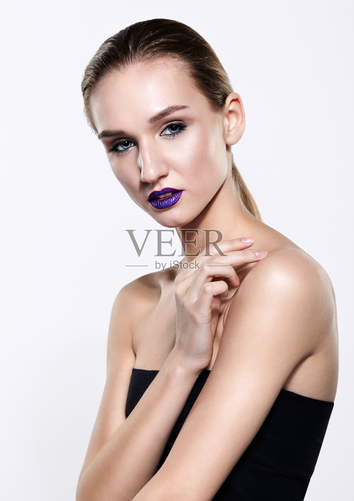 美丽肖像的年轻女子与紫罗兰唇妆照片摄影图片