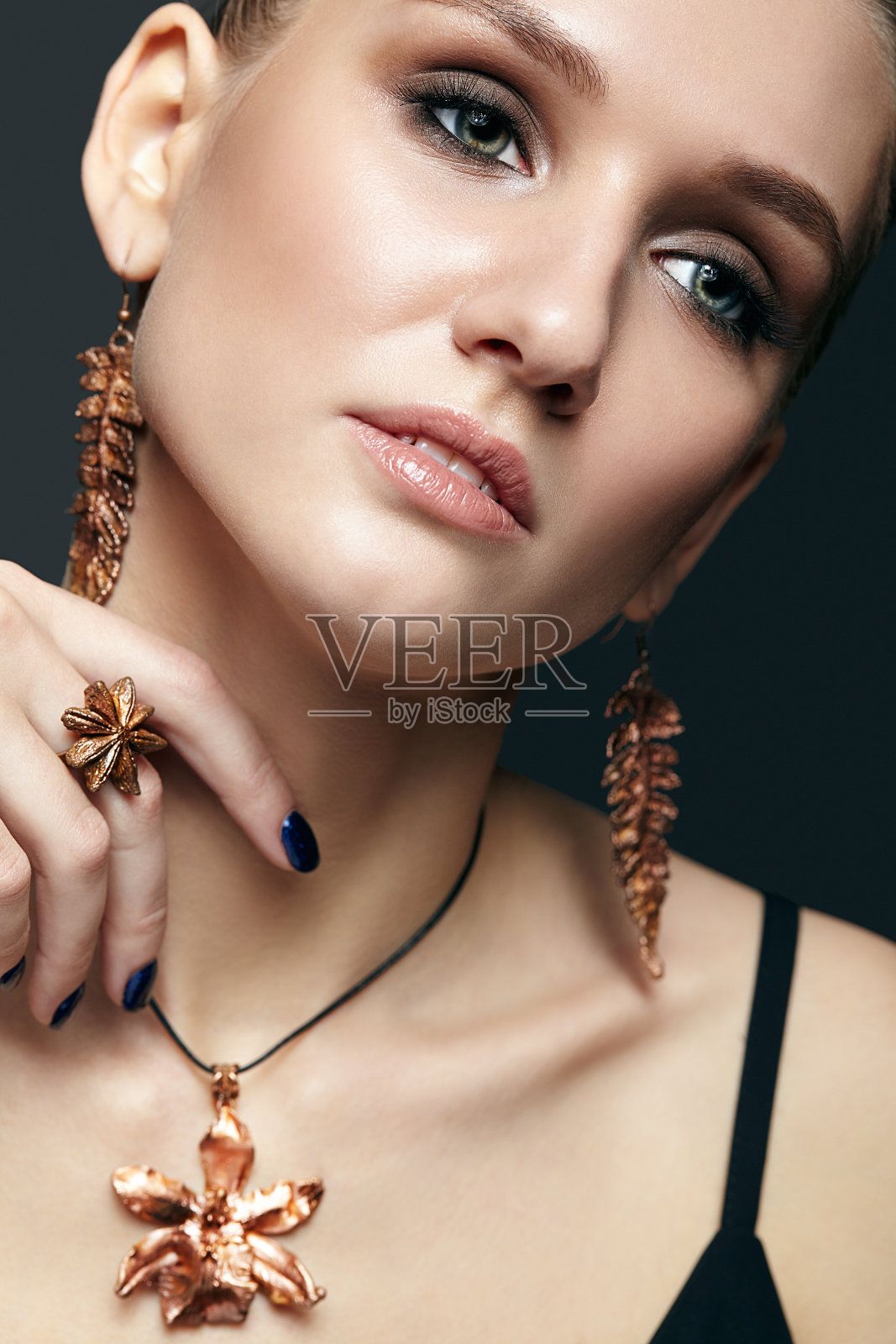 漂亮的女人带着电子首饰。照片摄影图片