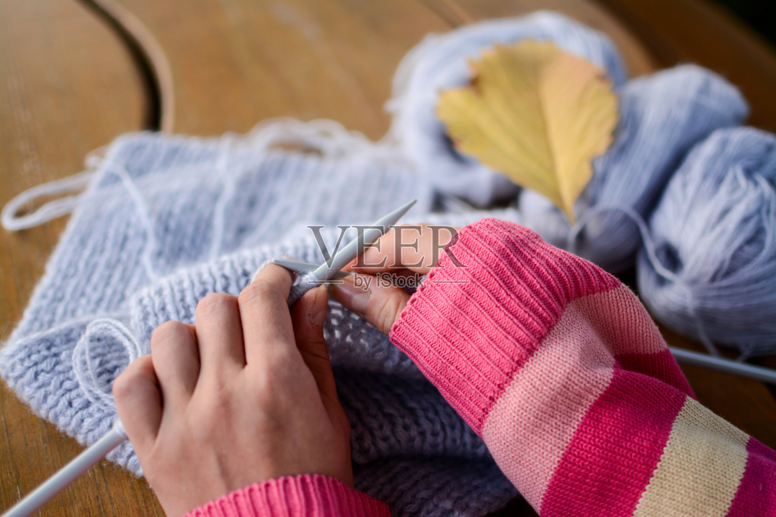 在围巾编织项目的妇女手照片摄影图片