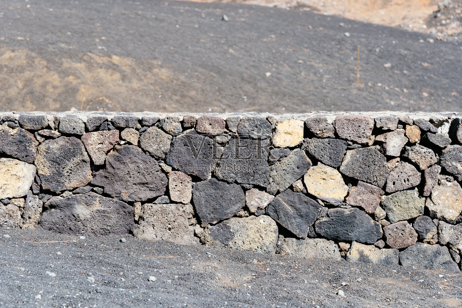 在火山景观中由熔岩石制成的围栏照片摄影图片