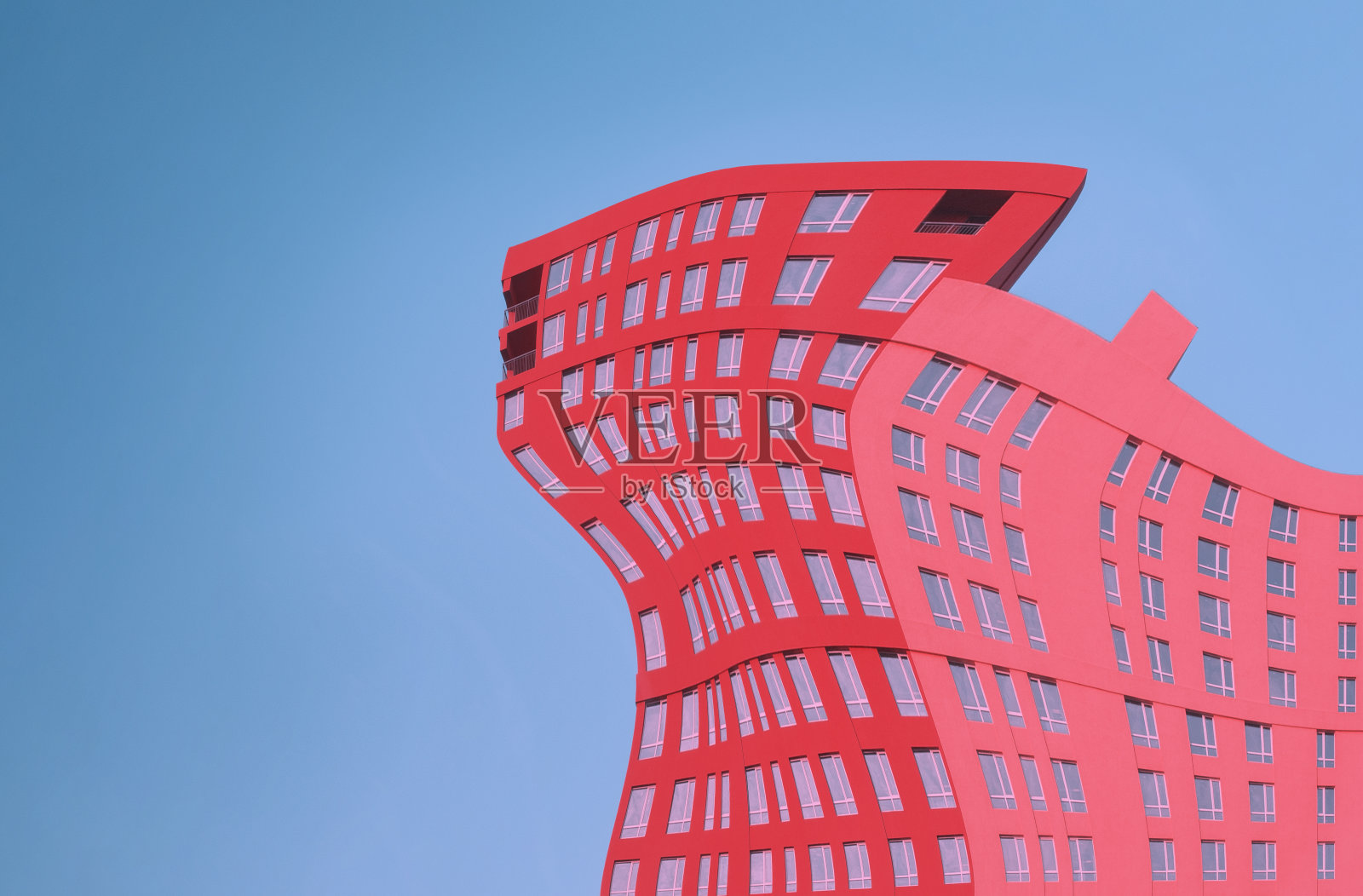 在天空的映衬下,变形的光滑的彩色房屋照片摄影图片