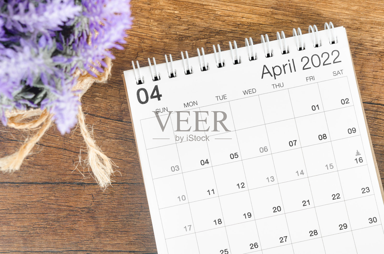 2022年4月木纹花台历。照片摄影图片