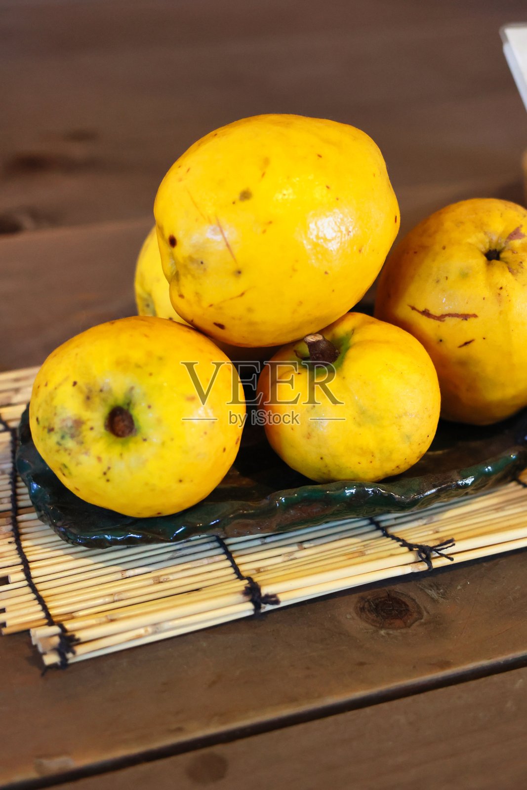 新鲜的黄色温柏果铺在马吉苏上照片摄影图片