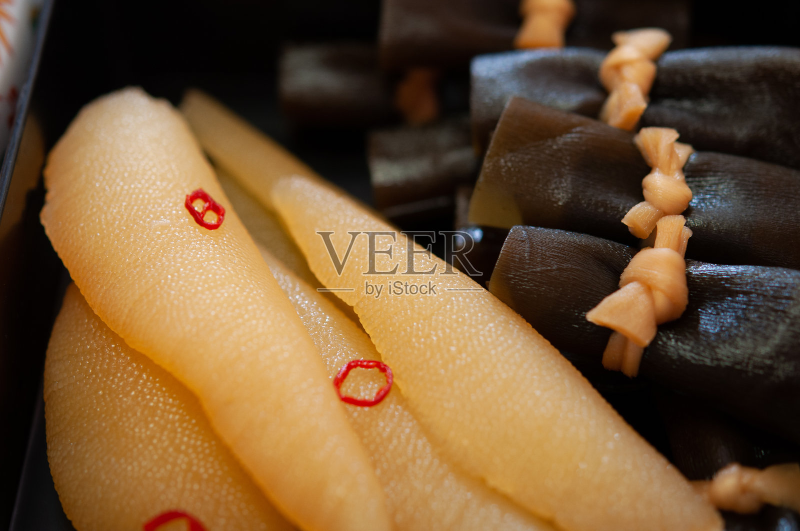 煮熟的海带和鲱鱼籽在肉汤中浸泡和调味的特写图像。日本新年的食物。照片摄影图片