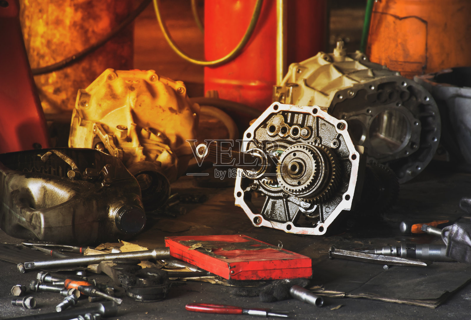 这辆汽车的传动装置正在修理照片摄影图片