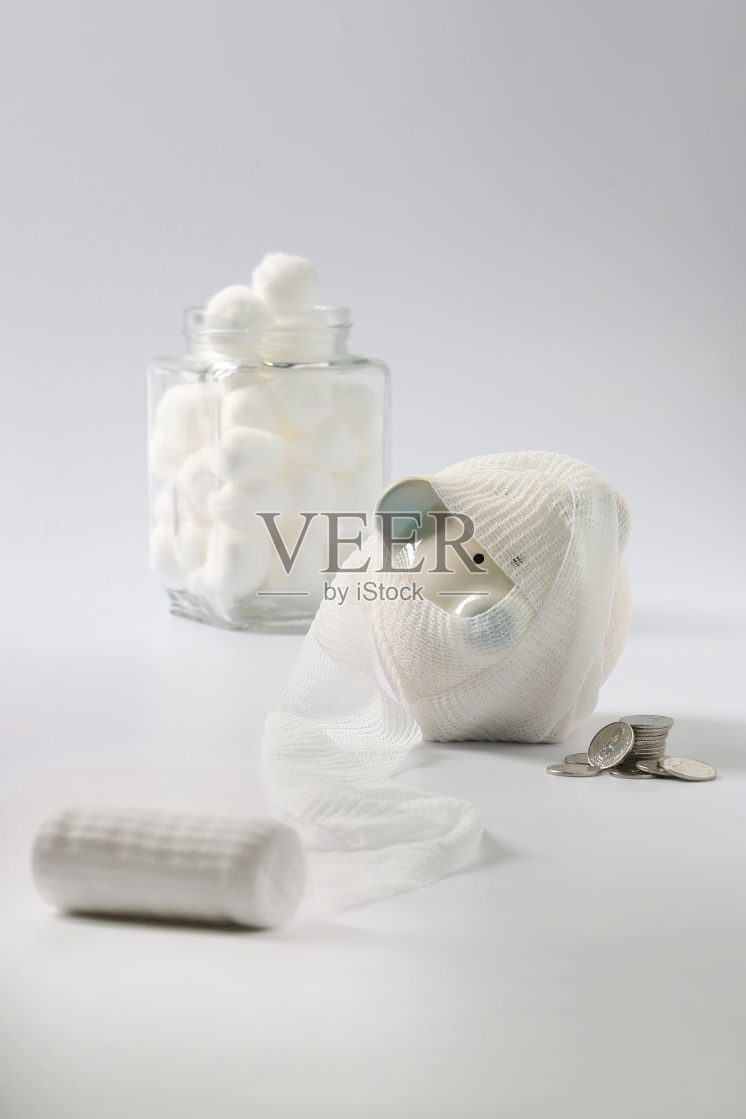 带绷带的小猪存钱罐,泰铢硬币,存钱概念健康保险和家庭意外保险照片摄影图片