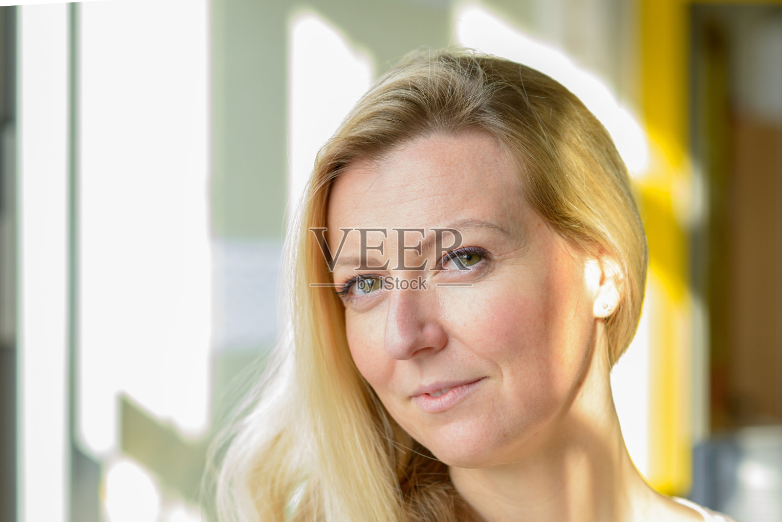 怀疑的女人怀疑地看着镜头照片摄影图片