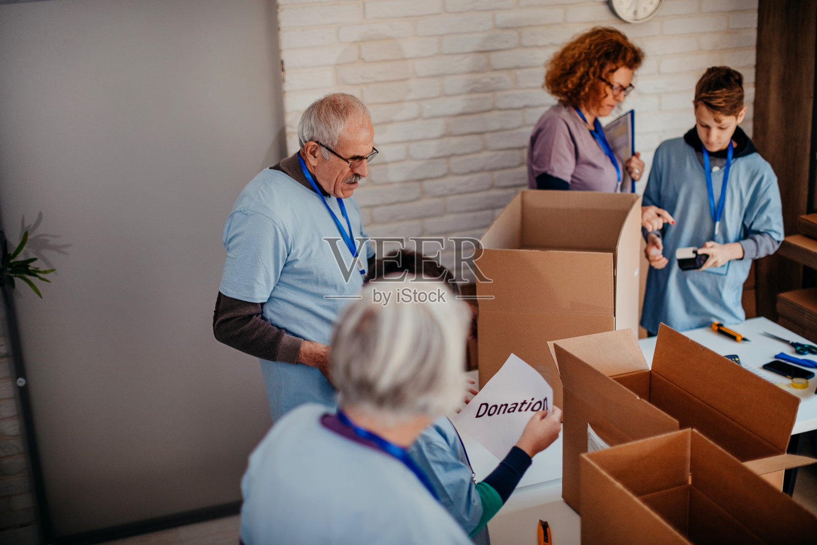 多代家庭准备包装捐赠食品的箱子照片摄影图片