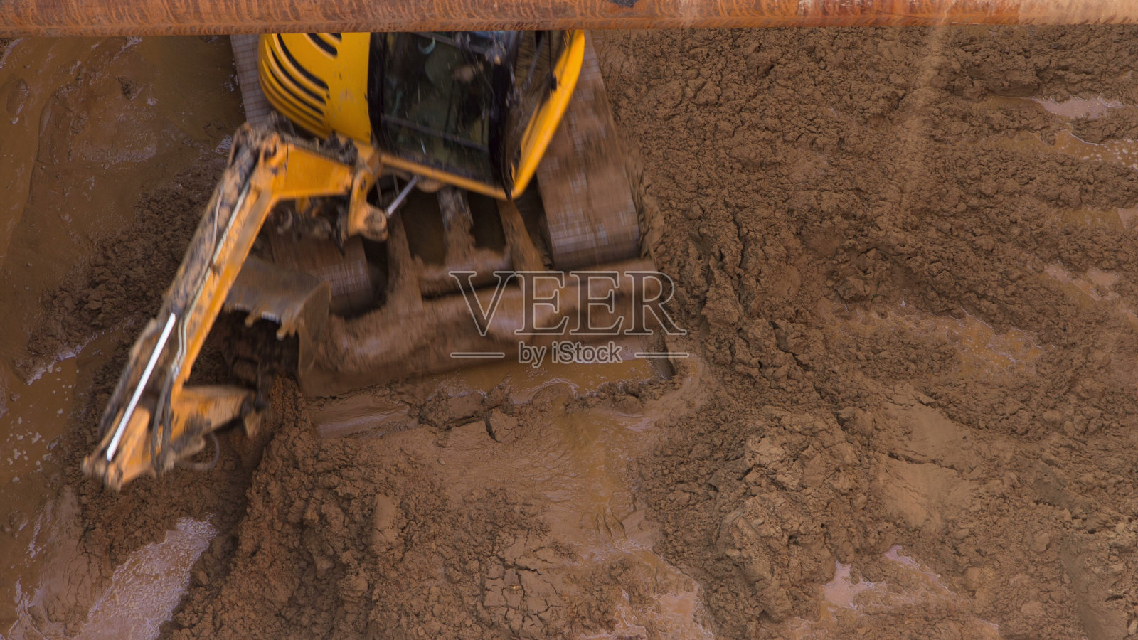 黄色挖掘机在一个建筑工地的时间间隔照片摄影图片