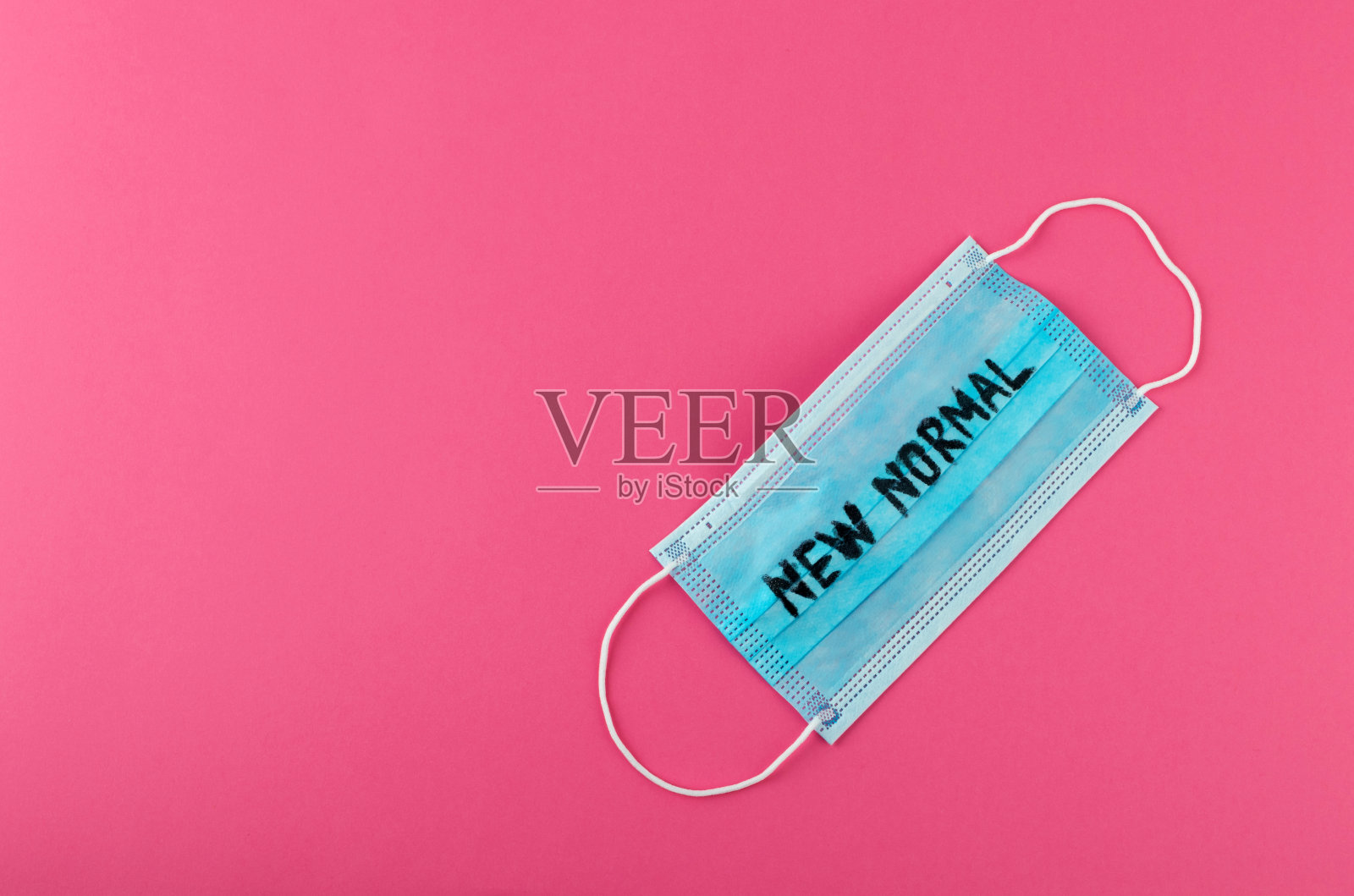 医用防护口罩及关于新常态的题词。照片摄影图片