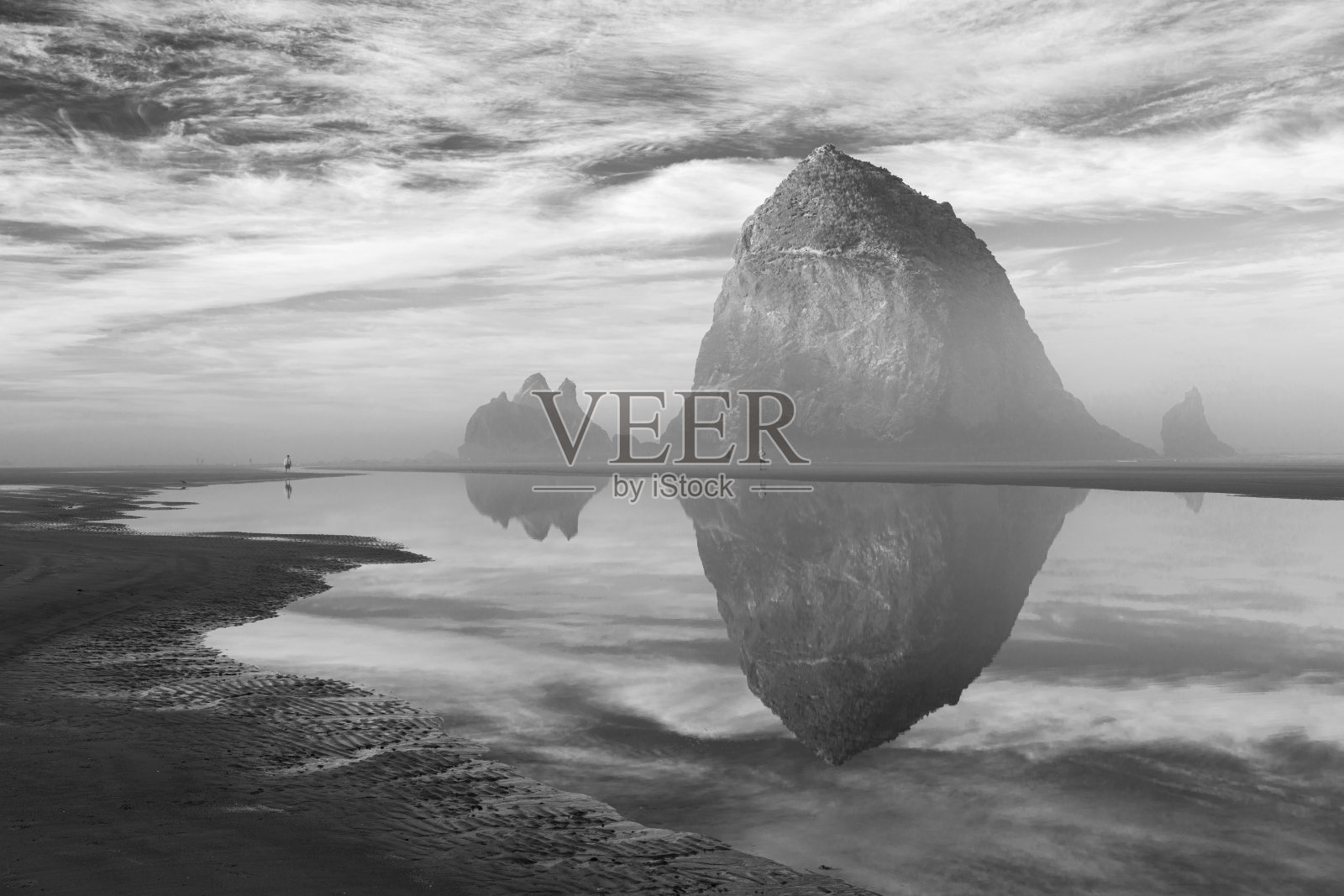 嘉能滩的干草堆岩石反射照片摄影图片