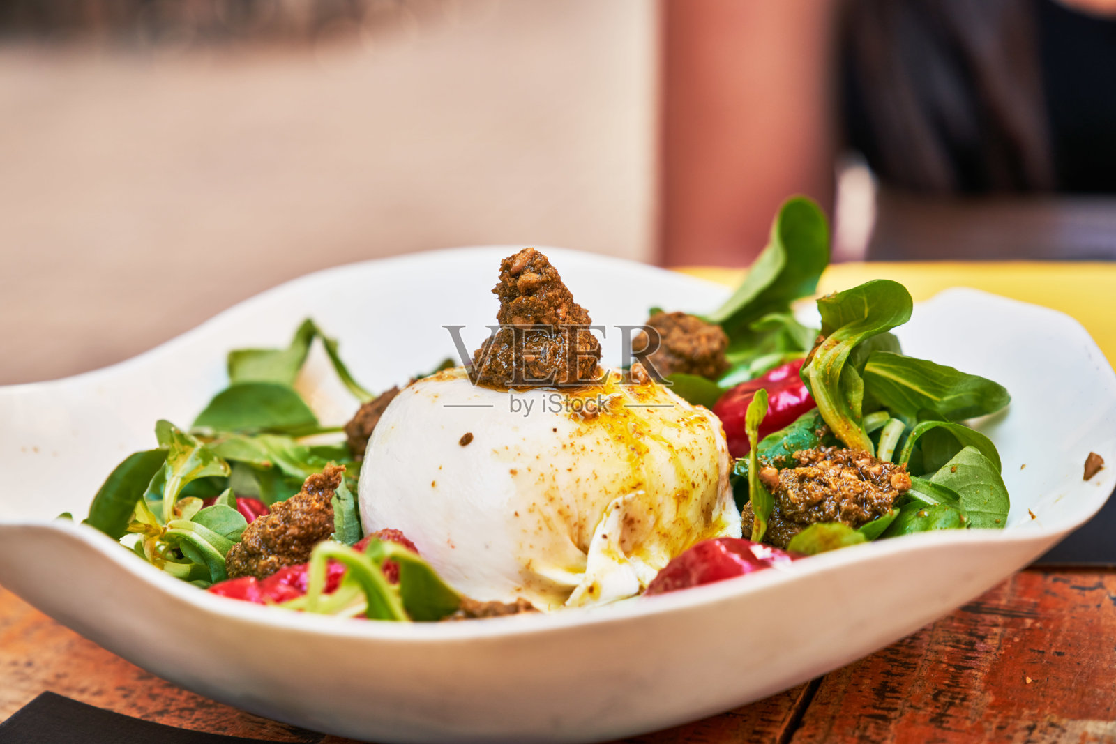 漂亮的布拉塔奶酪配香蒜沙司羔羊肉生菜沙拉图片照片摄影图片
