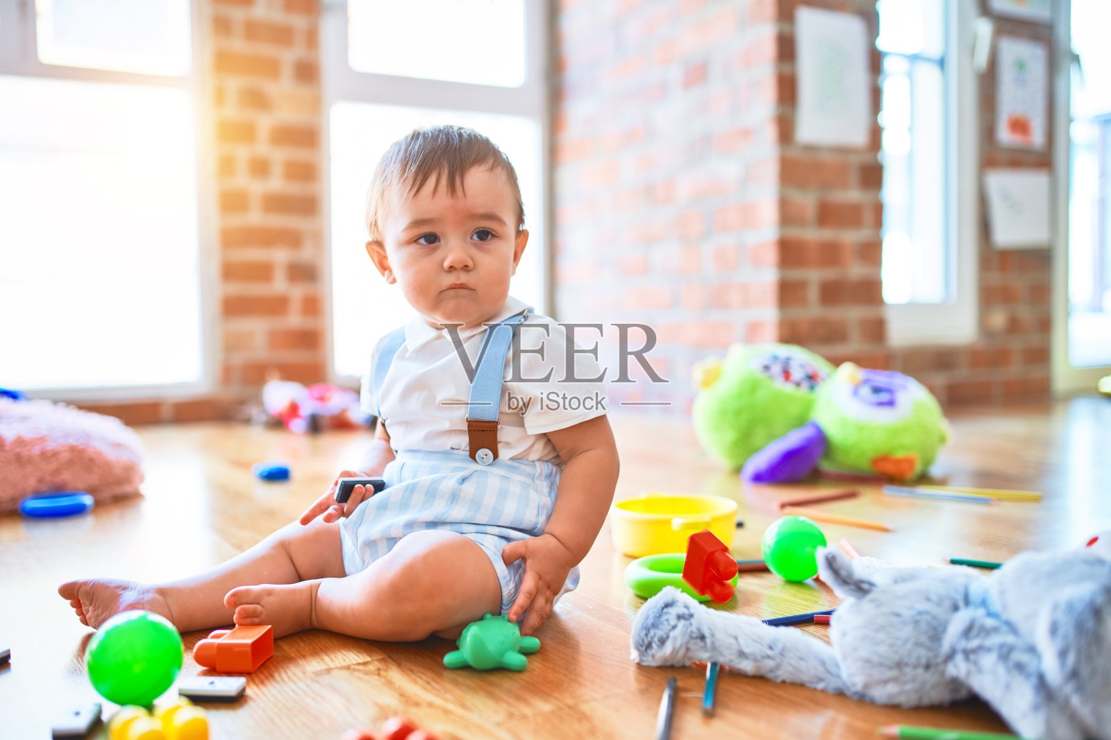 可爱的幼童在幼儿园玩很多玩具照片摄影图片