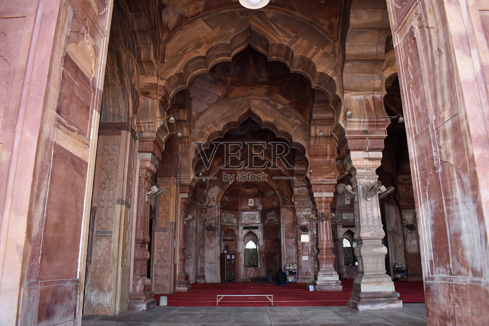 Taj-ul-Masjid的美丽内部,水平视图,一个伊斯兰建筑,位于印度博帕尔的清真寺。它是印度最大的清真寺,也是亚洲最大的清真寺之一。照片摄影图片