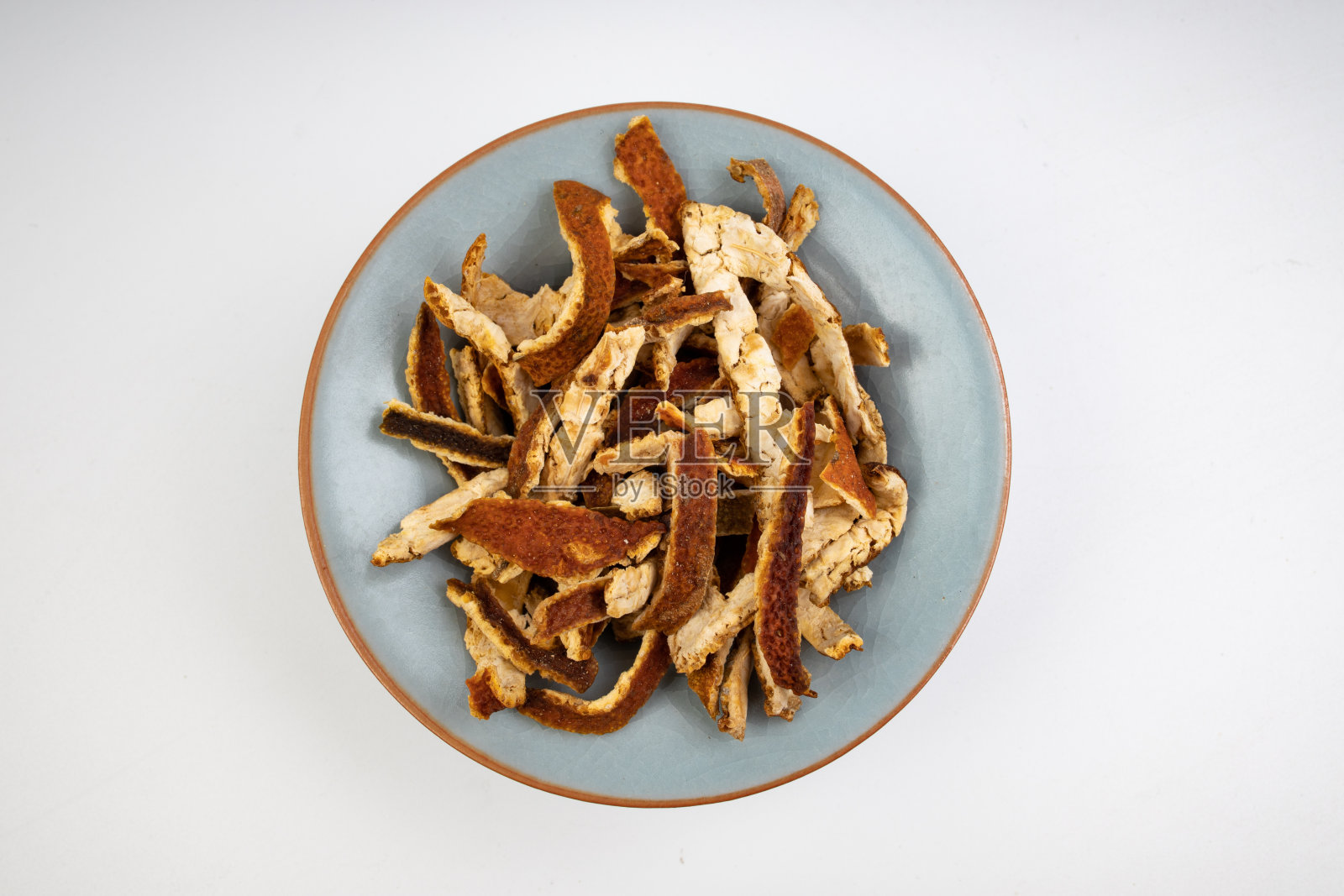 陈皮在白色背景上。烹饪调味品。照片摄影图片