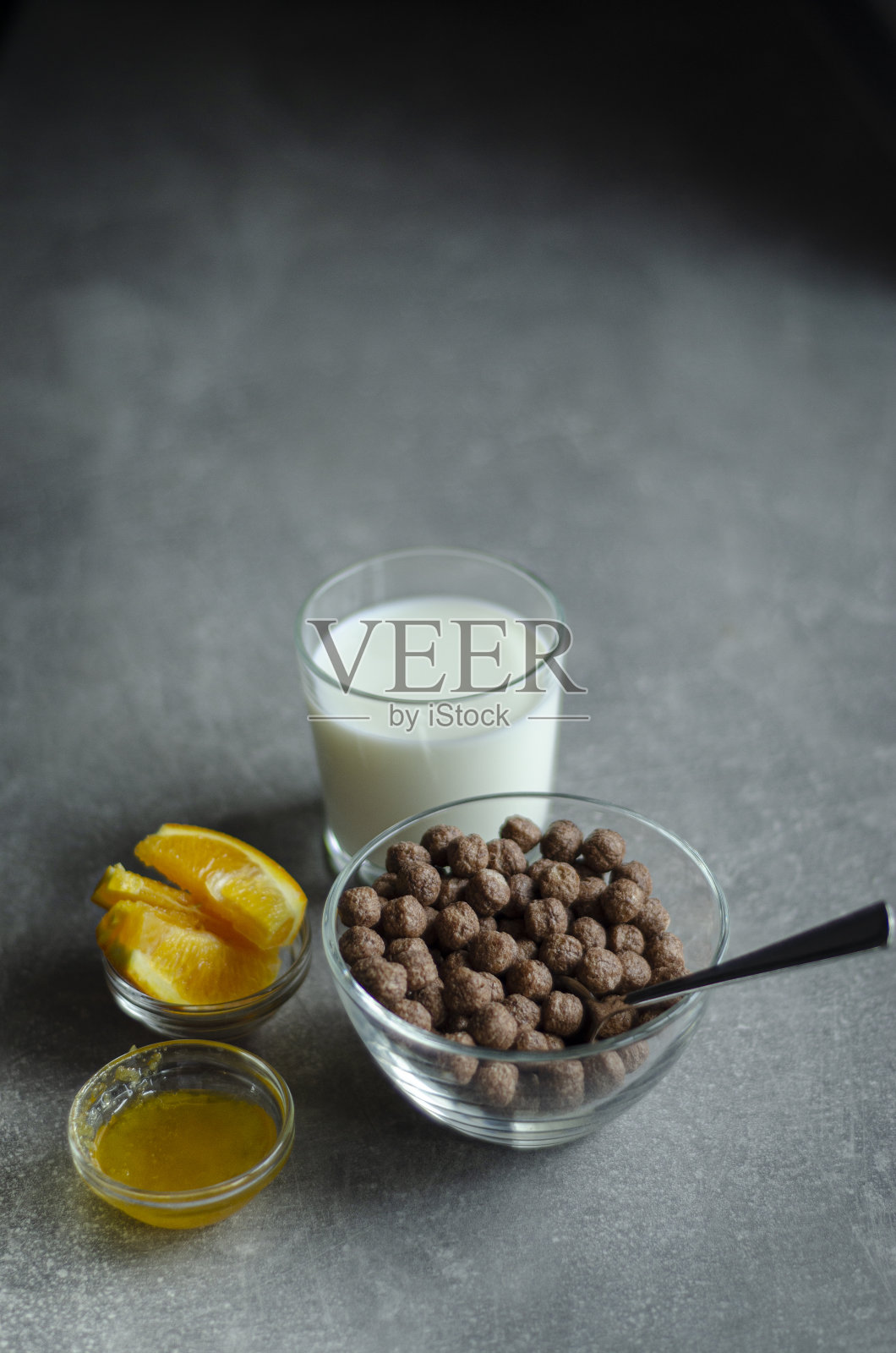 麦片粥,牛奶,蜂蜜和橘子照片摄影图片