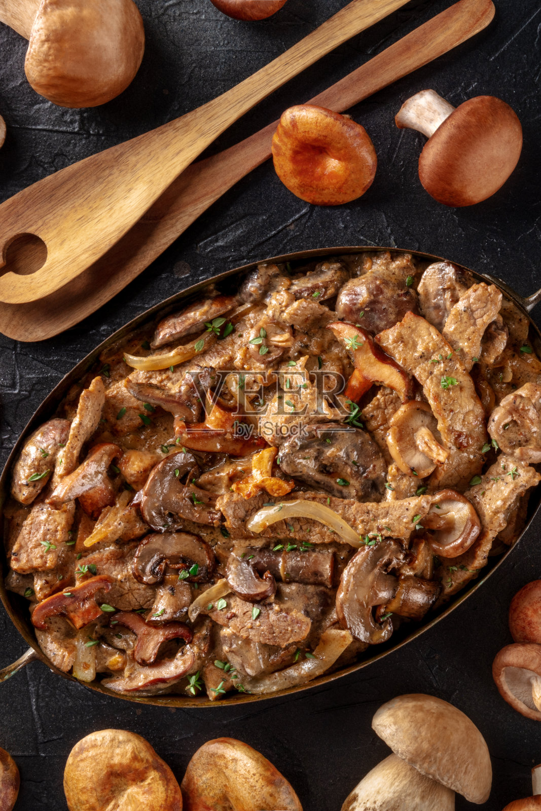 蘑菇牛肉,牛肝菌,香槟酒和肉的砂锅菜照片摄影图片