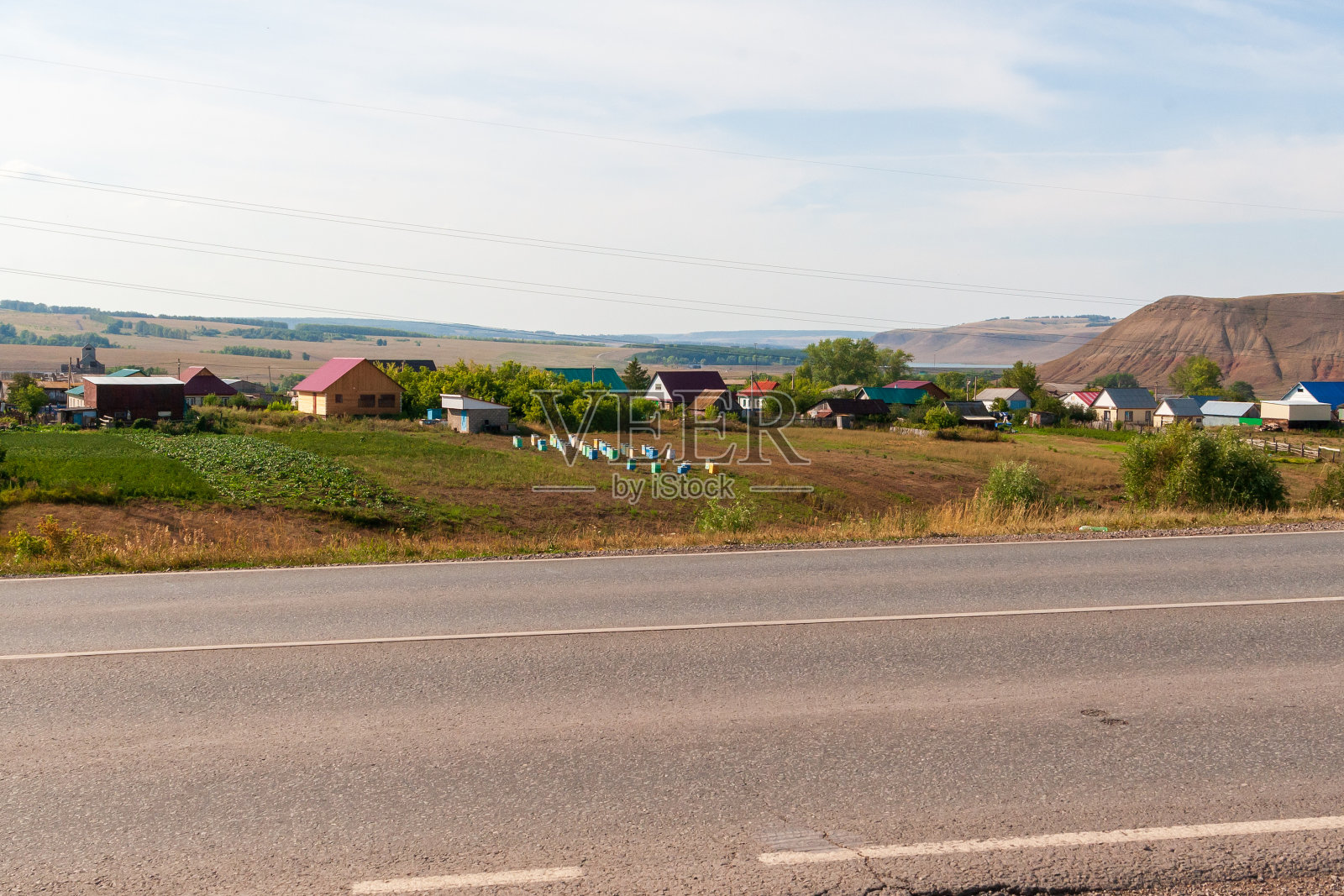 高速公路附近的一个有养蜂场的村庄。照片摄影图片