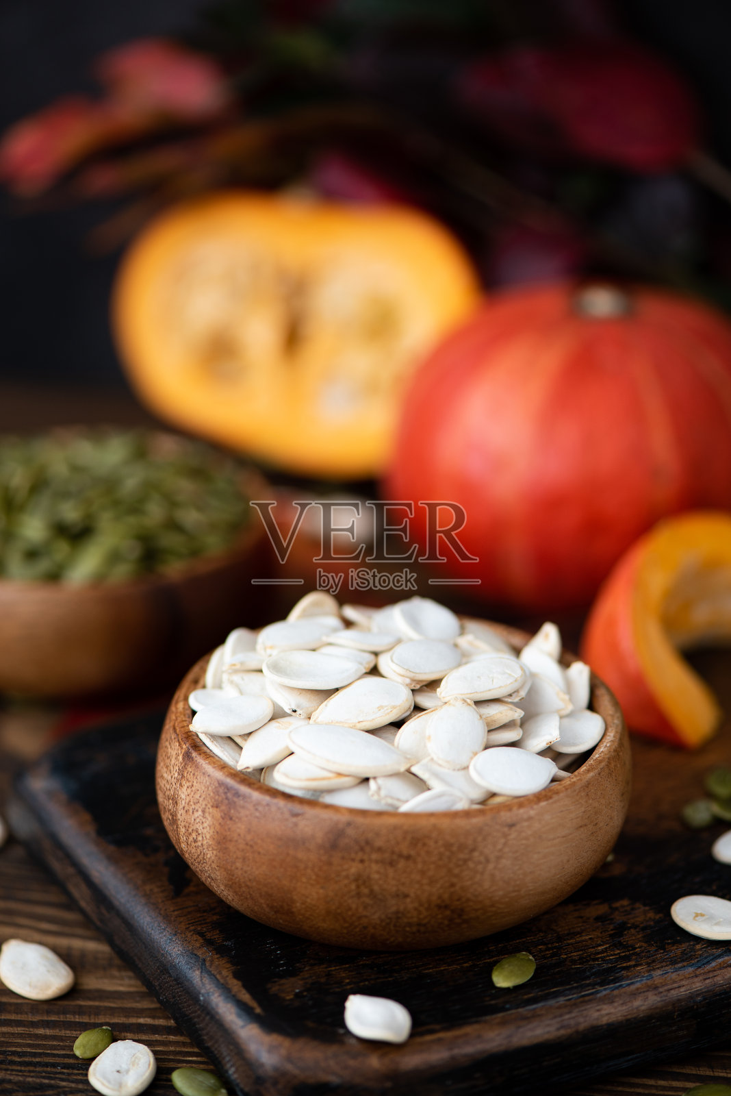 白色的干南瓜籽和小南瓜照片摄影图片