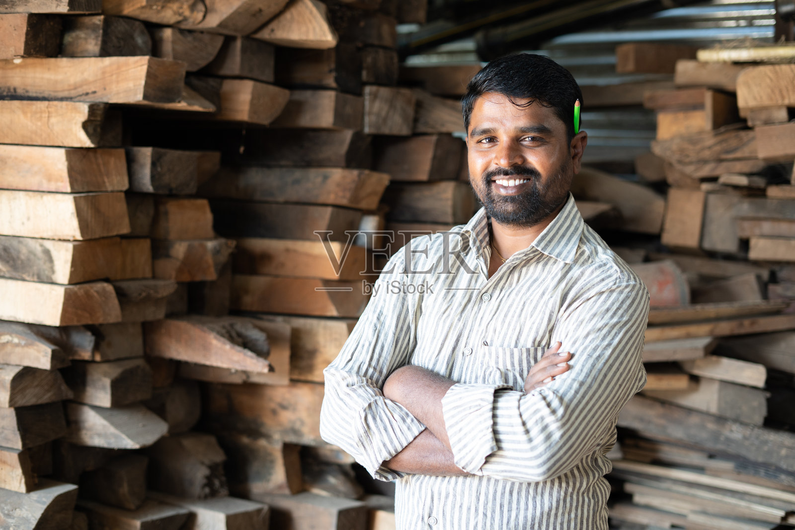 自信微笑的木匠,双臂交叉站在镜头前-自信的概念,熟练的专业职业和成功的工人照片摄影图片