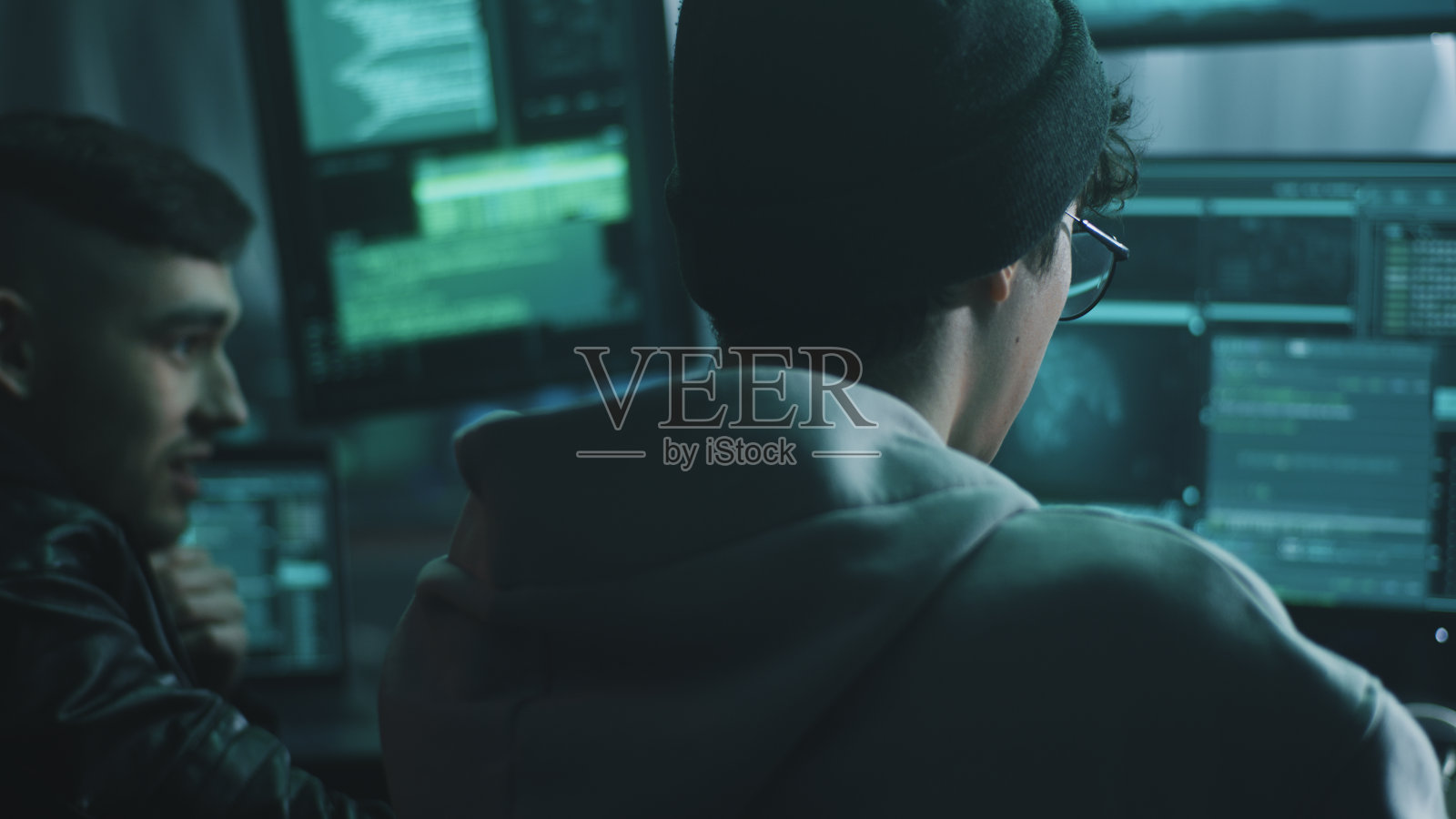 男性罪犯讨论黑客攻击照片摄影图片