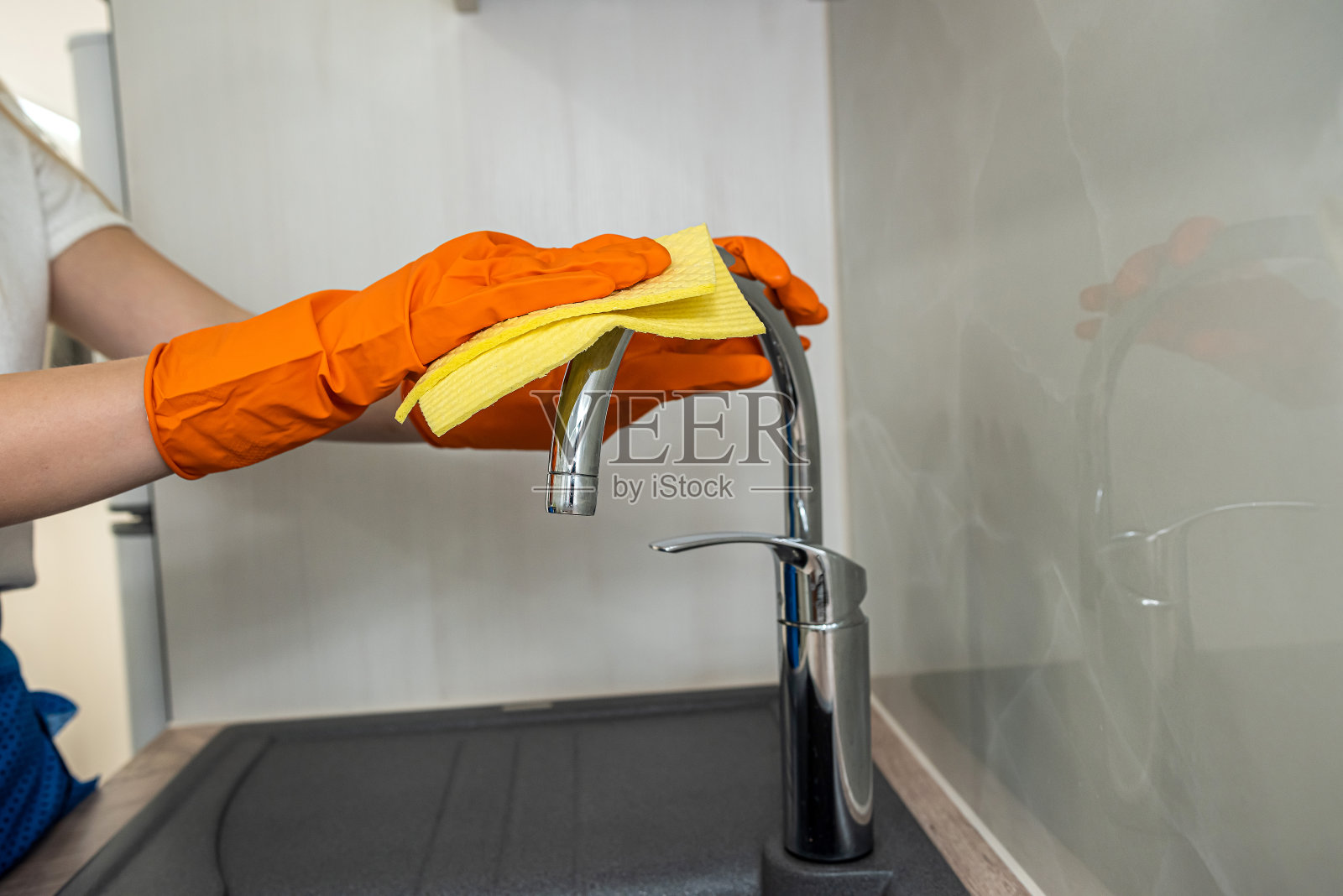 特写镜头,女性手戴橡胶防护手套清洁厨房照片摄影图片