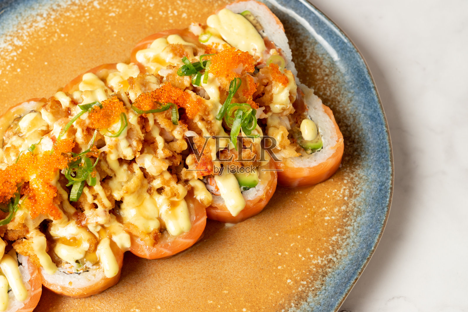 俯瞰一盘天妇罗寿司卷配蟹肉沙拉。日本料理菜单概念。照片摄影图片