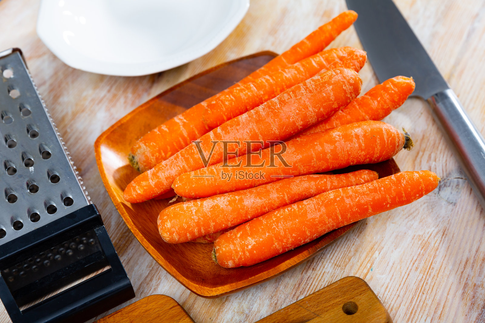 新鲜的、未煮过的、洗过的胡萝卜照片摄影图片