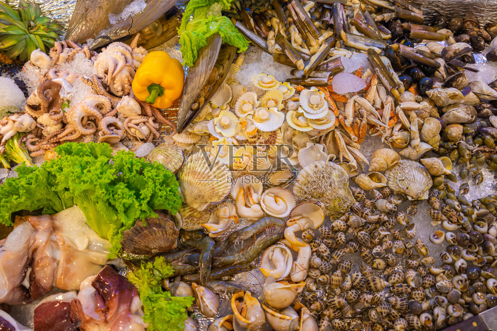 各种新鲜海鲜冰上。鲜鲑鱼、鲈鱼、红笛鲷、鲭鱼、螃蟹、龙虾、虾、黑贻贝、牡蛎、扇贝和章鱼照片摄影图片