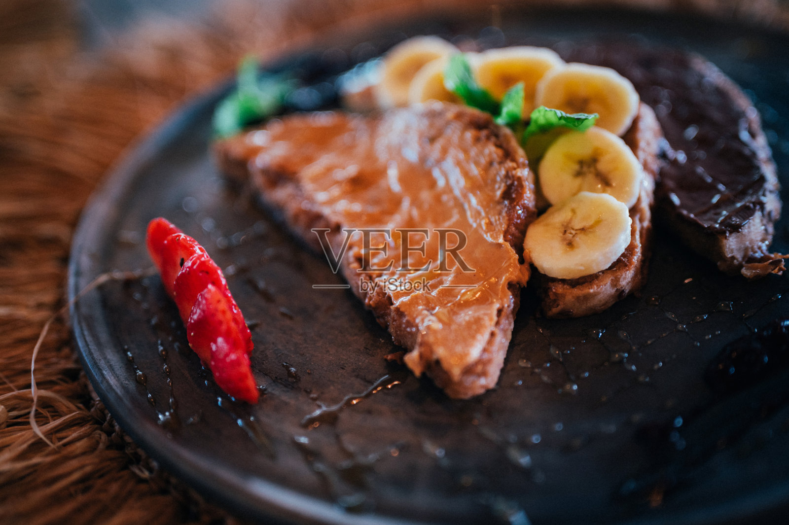 法式吐司配巧克力,草莓和香蕉照片摄影图片