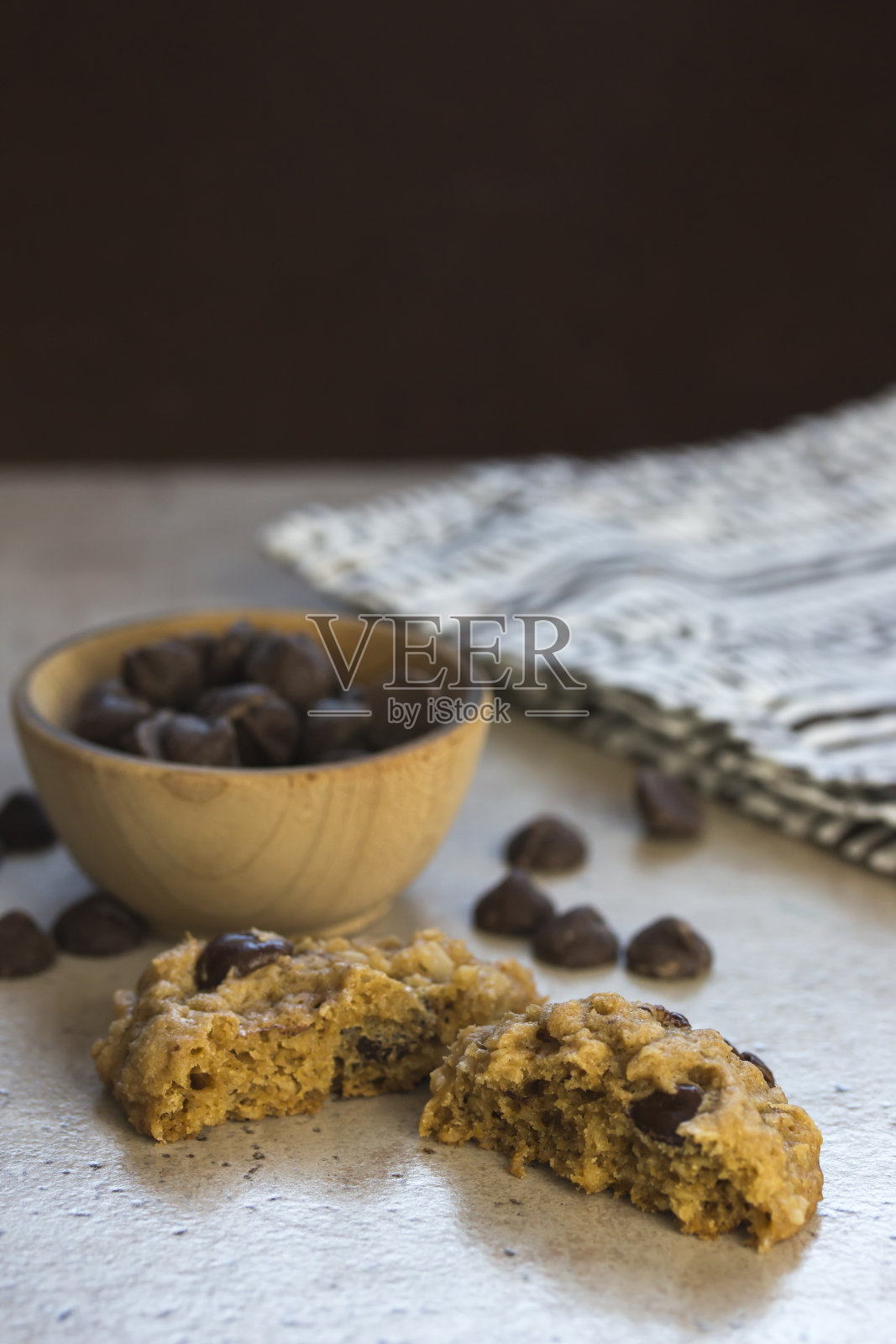 燕麦巧克力曲奇配巧克力片照片摄影图片